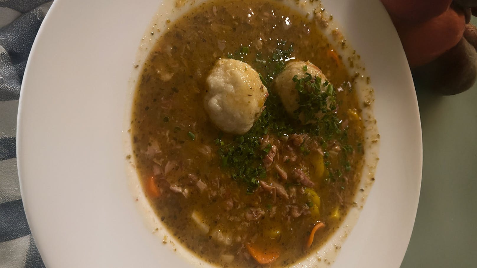 Als Vorspeise gab es eine Hasen-Einmachsuppe. Ein traditionelles österreichisches Gericht, bei dem zartes Hasenfleisch in einer cremigen, mit Gewürzen verfeinerten Mehlschwitze serviert wird.