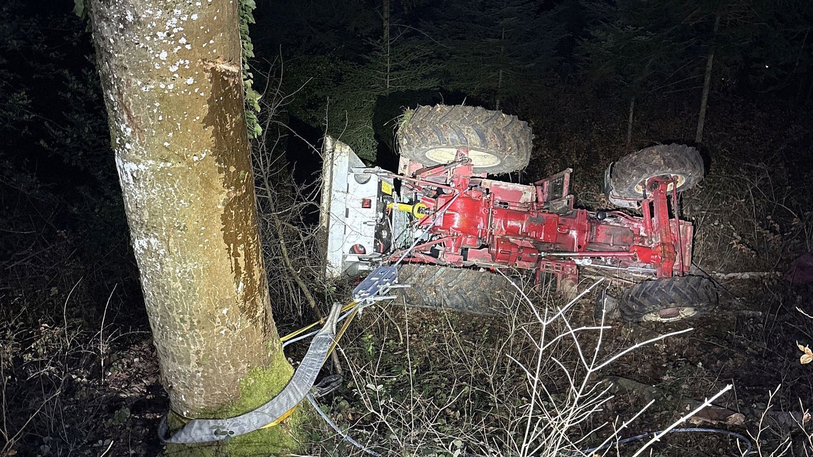 Traktor stürzt Abhang hinunter – Lenker tot