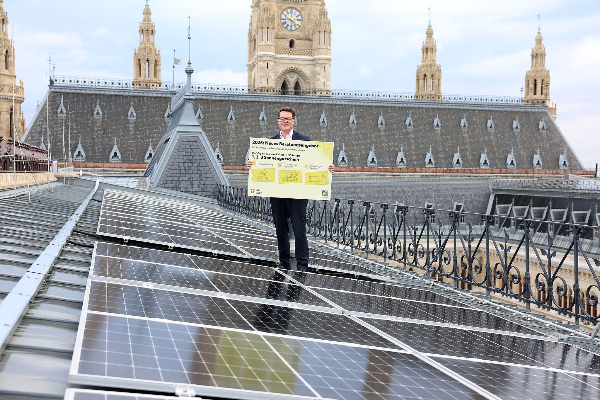 Klimastadtrat Jürgen Czernohorszky bei der Photovoltaikanlage auf dem Dach des Wiener Rathaus.