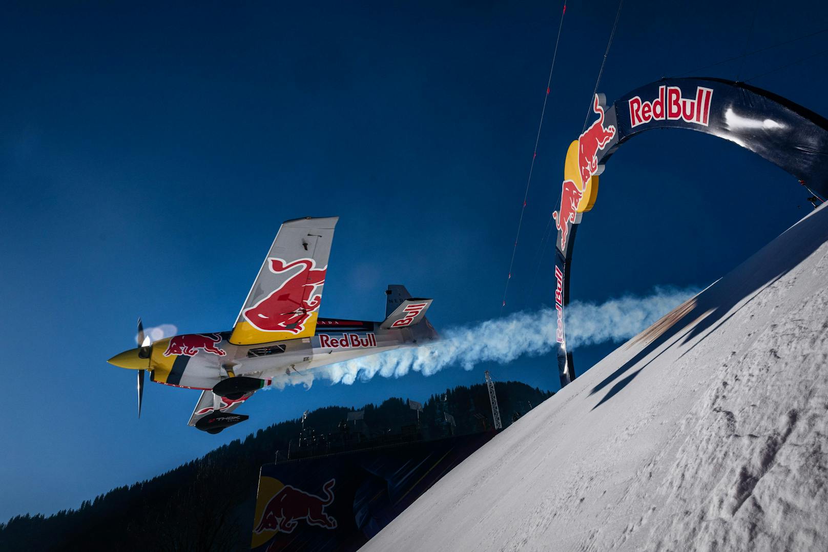 Costa schoss im Red Bull-Flieger über die Hausbergkante und unter dem Bogen hindurch.