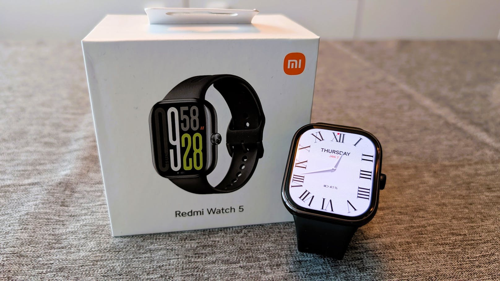 ... das simpel durch einen einfachen Verschluss gegen andere Standard-Armbänder getauscht werden kann. Wasserdicht ist die Smartwatch laut Xiaomi bis 5 Bar.