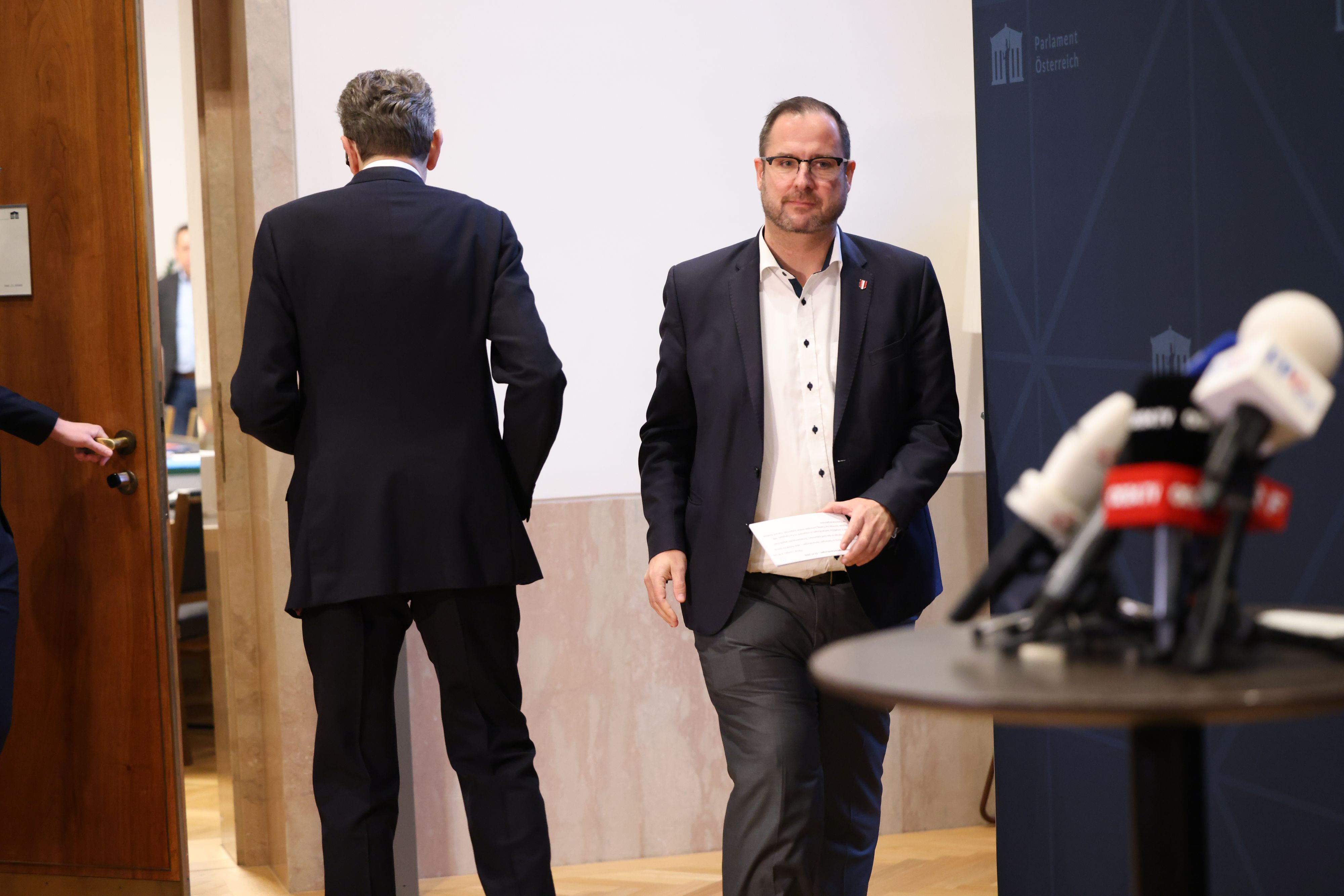 FPÖ-Generalssekretär Christian Hafenecker verhandelt für die Blauen das Thema Medien. Im Hintergrund: Wirtschaftskammerchef Mahrer, ÖVP-Verhandlungsführer bei Finanzen.