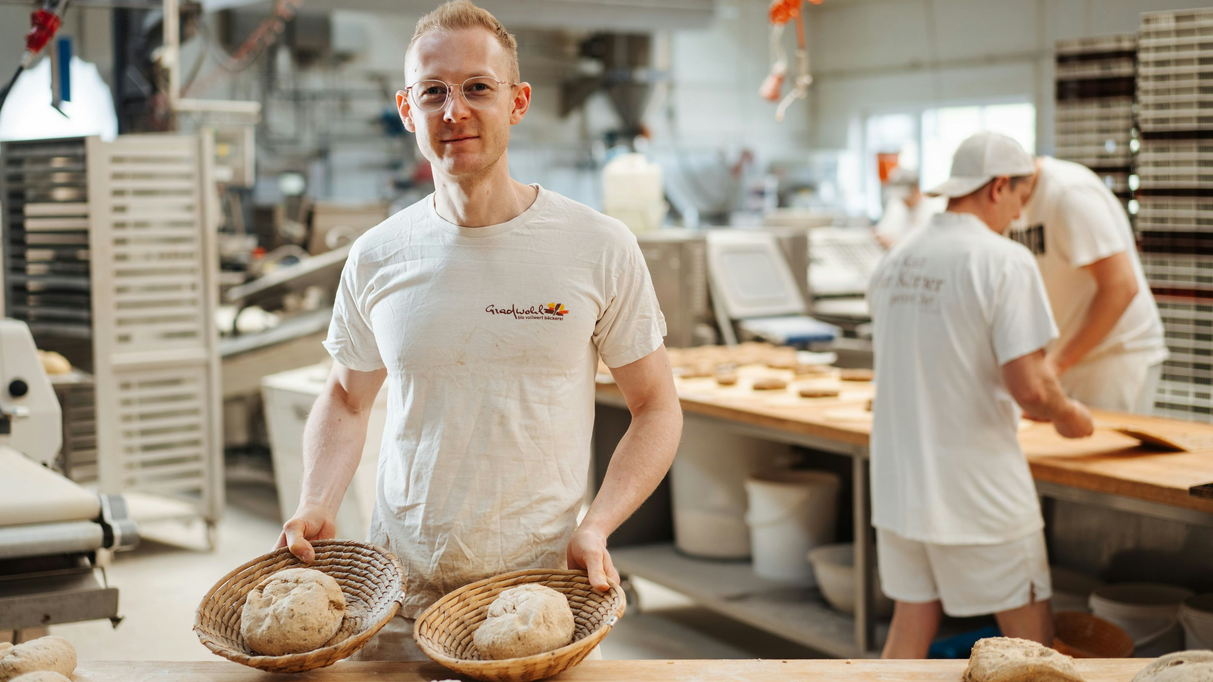 Firmenchef Oliver Gradwohl in der Backstube: Sein Fokus liegt auf Vollkorn und Gebäck aus hellem Bio Dinkelmehl.