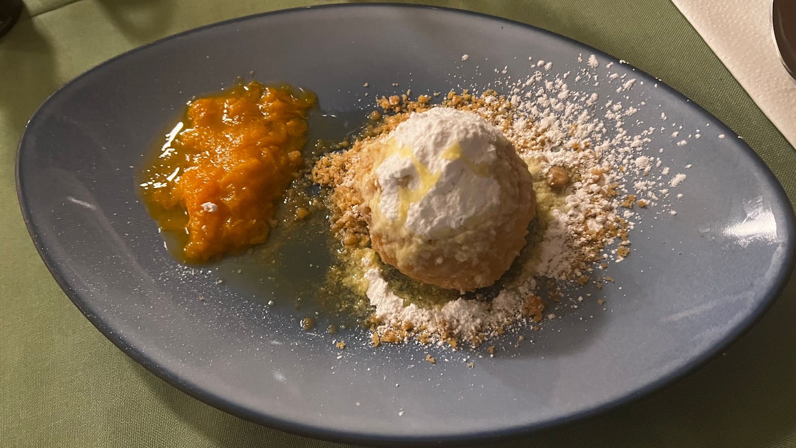 Als Dessert gab es Marillenknödel mit Marillen-Röster. Mit dem flaumigen Topfenteig und unglaublich aromatischen Marillen ein krönender Abschluss.