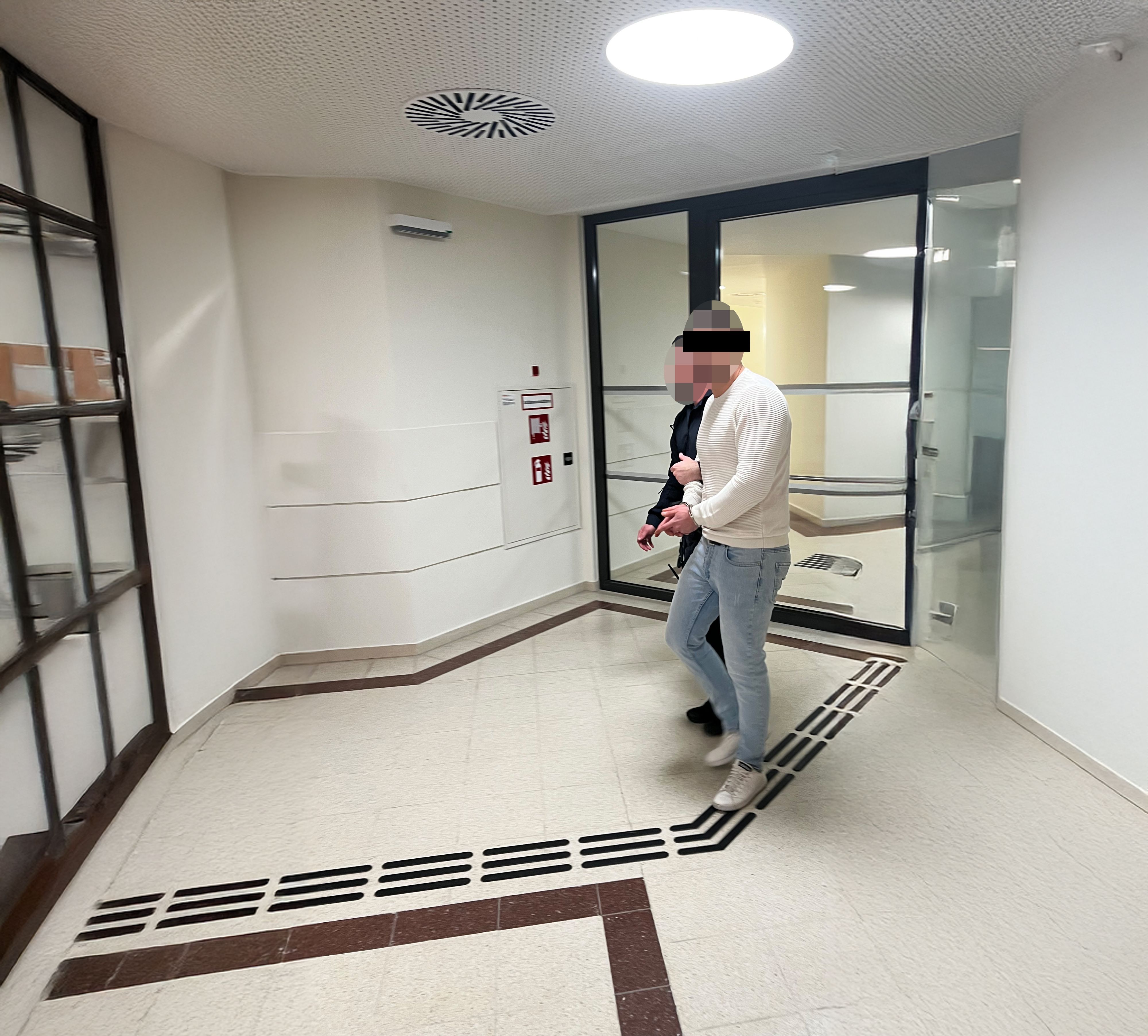 Der Beschuldigte nutzte sogar ein Telefon aus der Untersuchungshaft, um seine Ex-Freundin und ihre Familie weiter zu bedrohen.