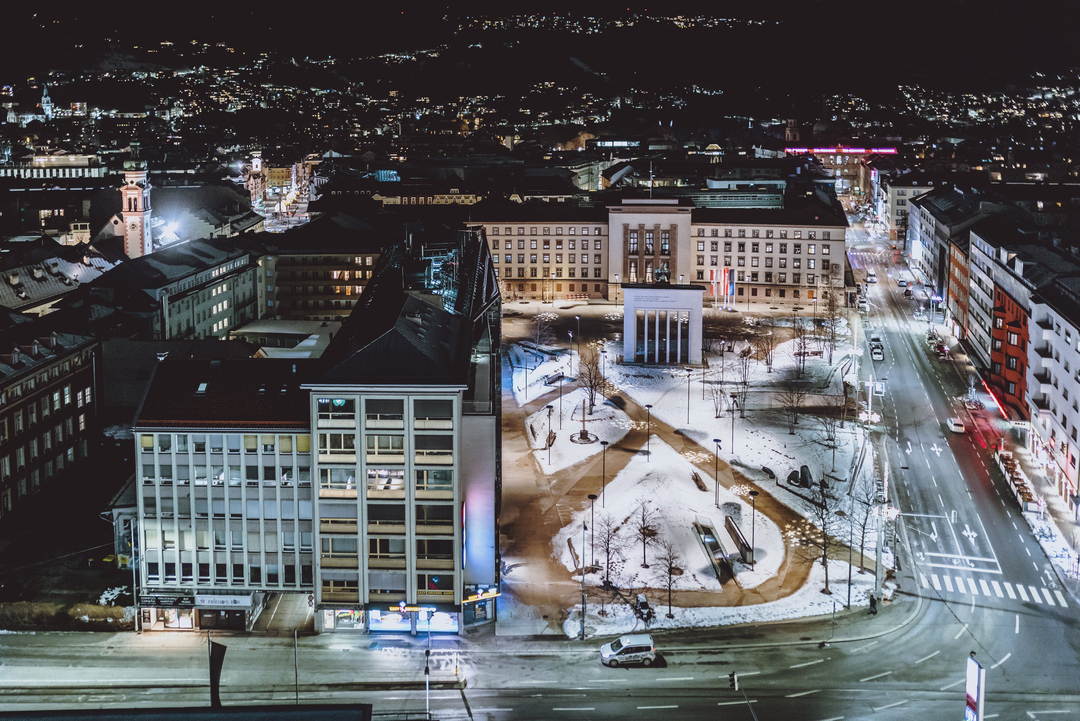 Blick auf das Befreiungsdenkmal am Eduard-Wallnöfer-Platz (vormals Landhausplatz) in Innsbruck.