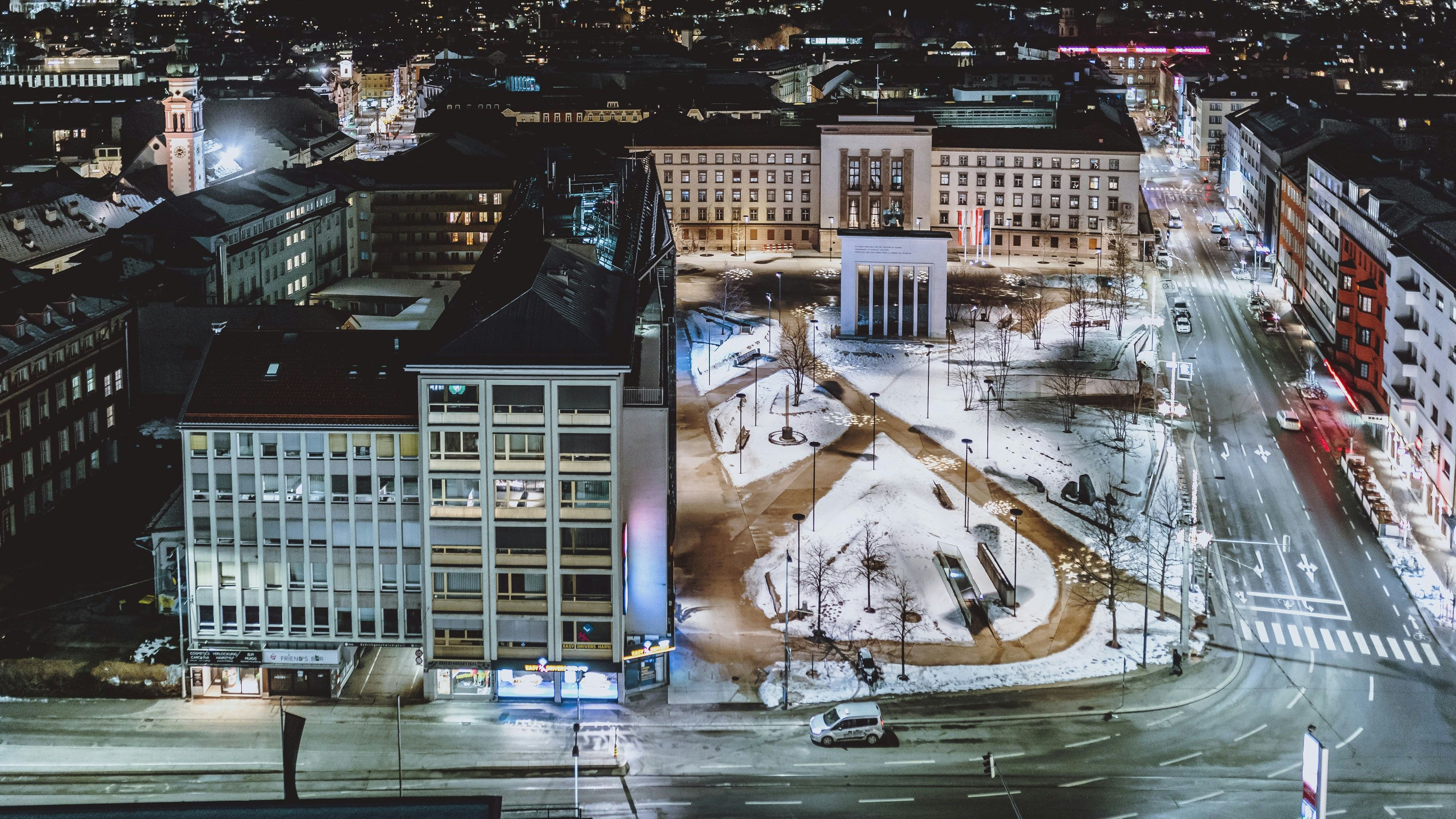 Blick auf das Befreiungsdenkmal am Eduard-Wallnöfer-Platz (vormals Landhausplatz) in Innsbruck.