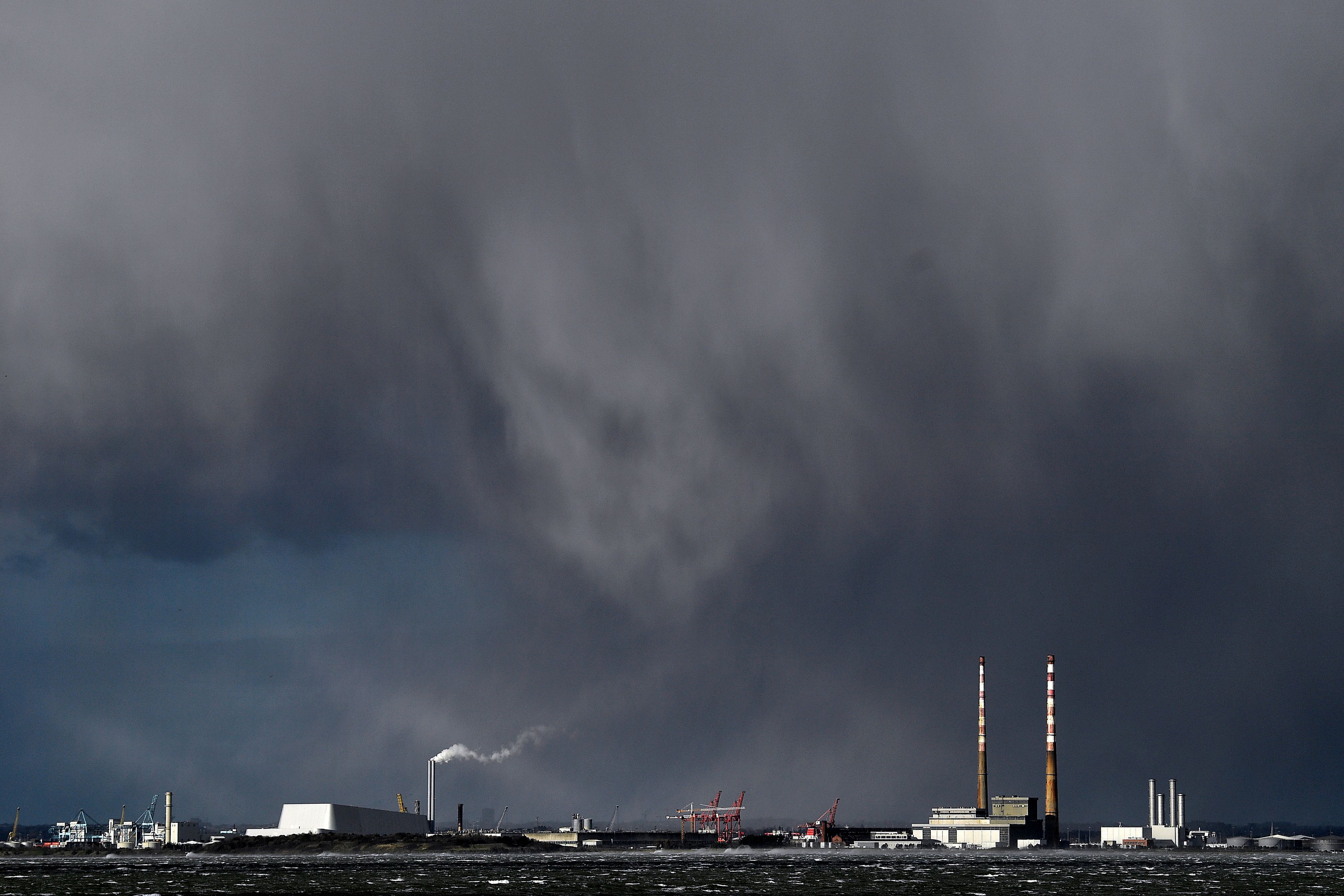 Dunkle Regenwolken eines Sturmtiefs über Dublin. Archivbild.