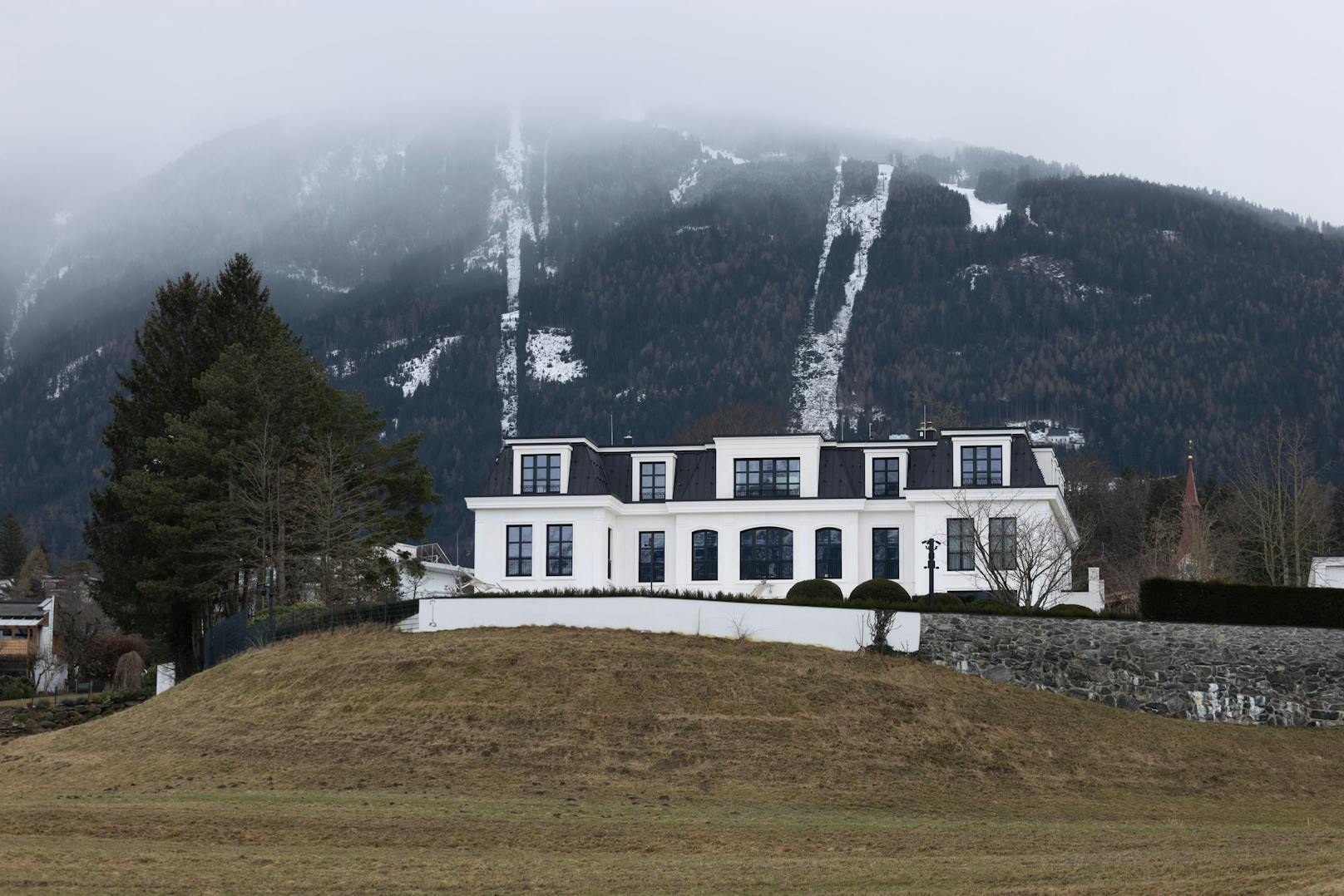 In den Morgenstunden kam es in der Villa des SIGNA-Gründers zu einer Hausdurchsuchung. 