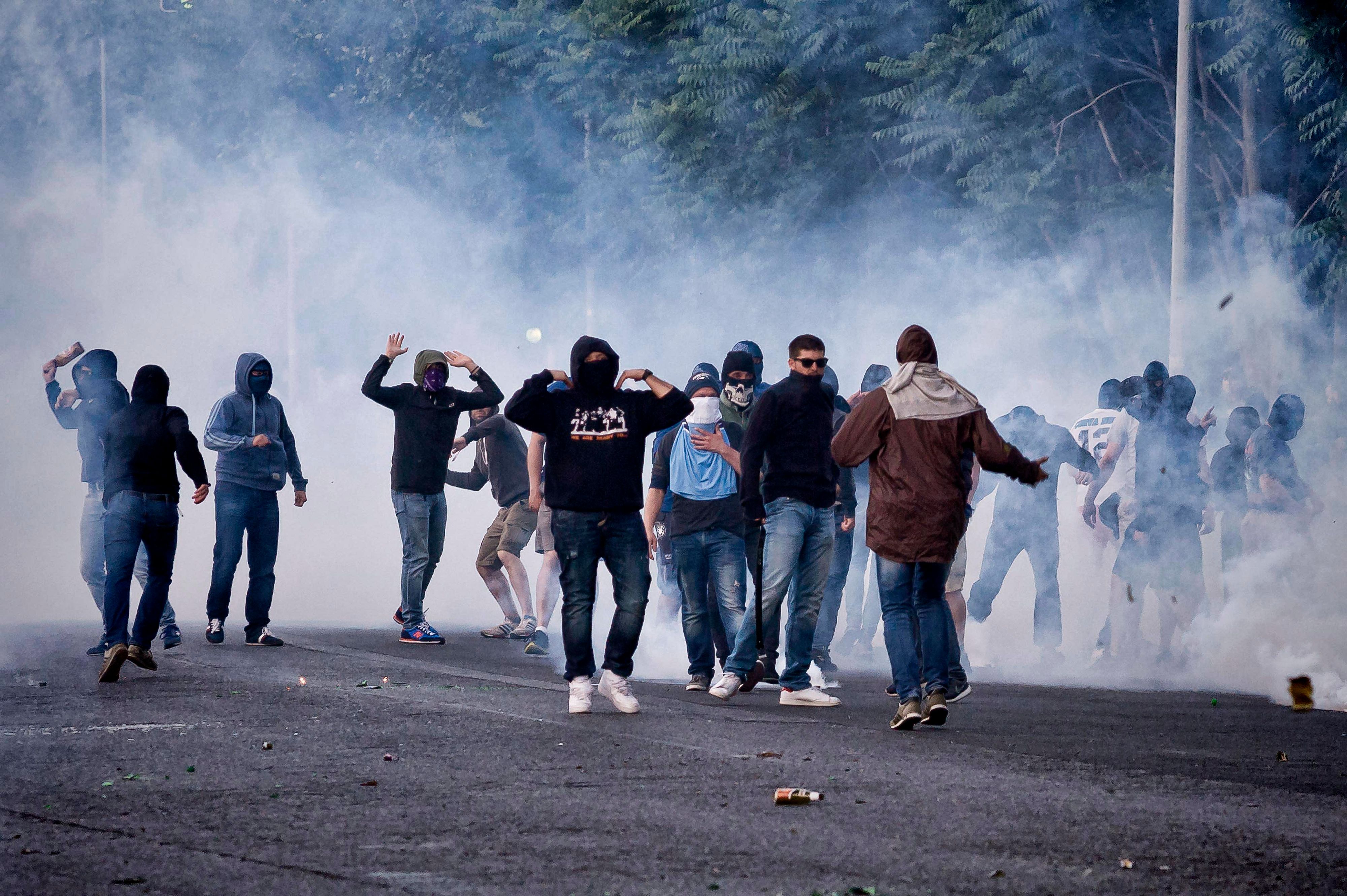 Fußball-Krawalle in Rom: Die Lazio-Hooligans stechen zu.