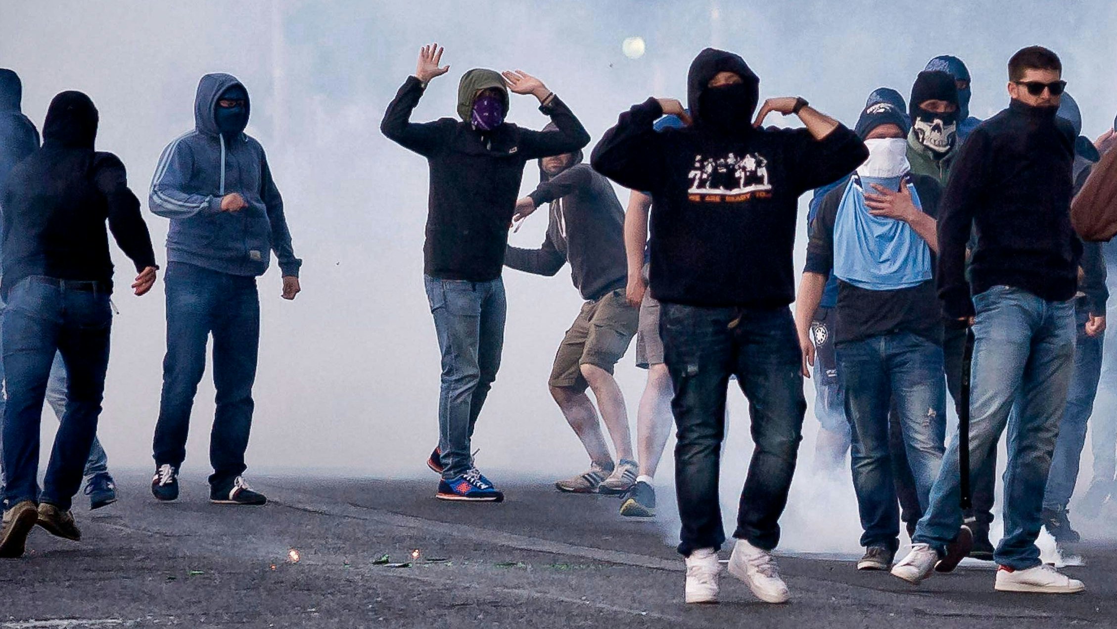 Fußball-Krawalle in Rom: Die Lazio-Hooligans stechen zu.