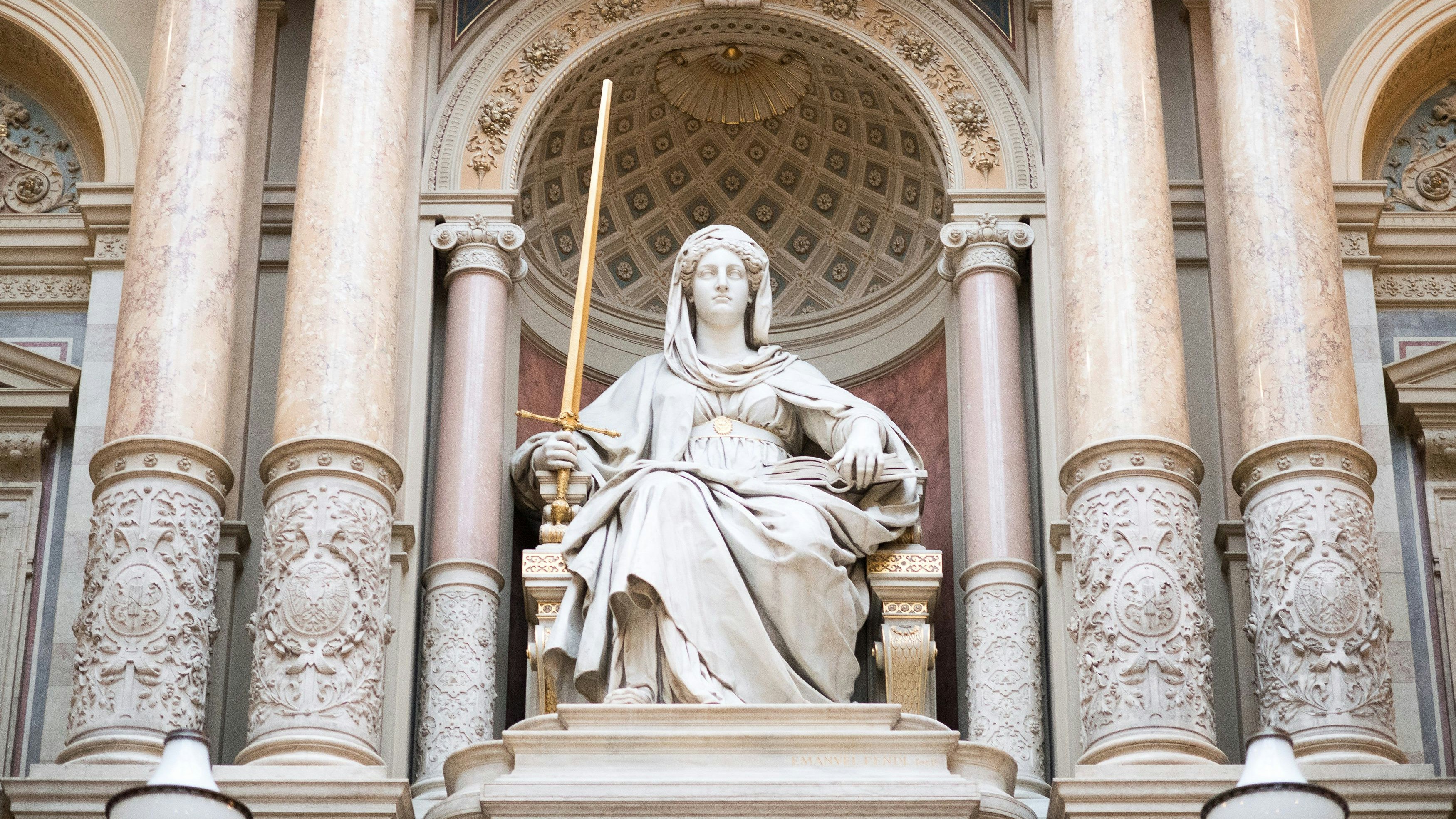 Die römische Göttin Justitia im Justizpalast in Wien: Im Zweifel für den Angeklagten