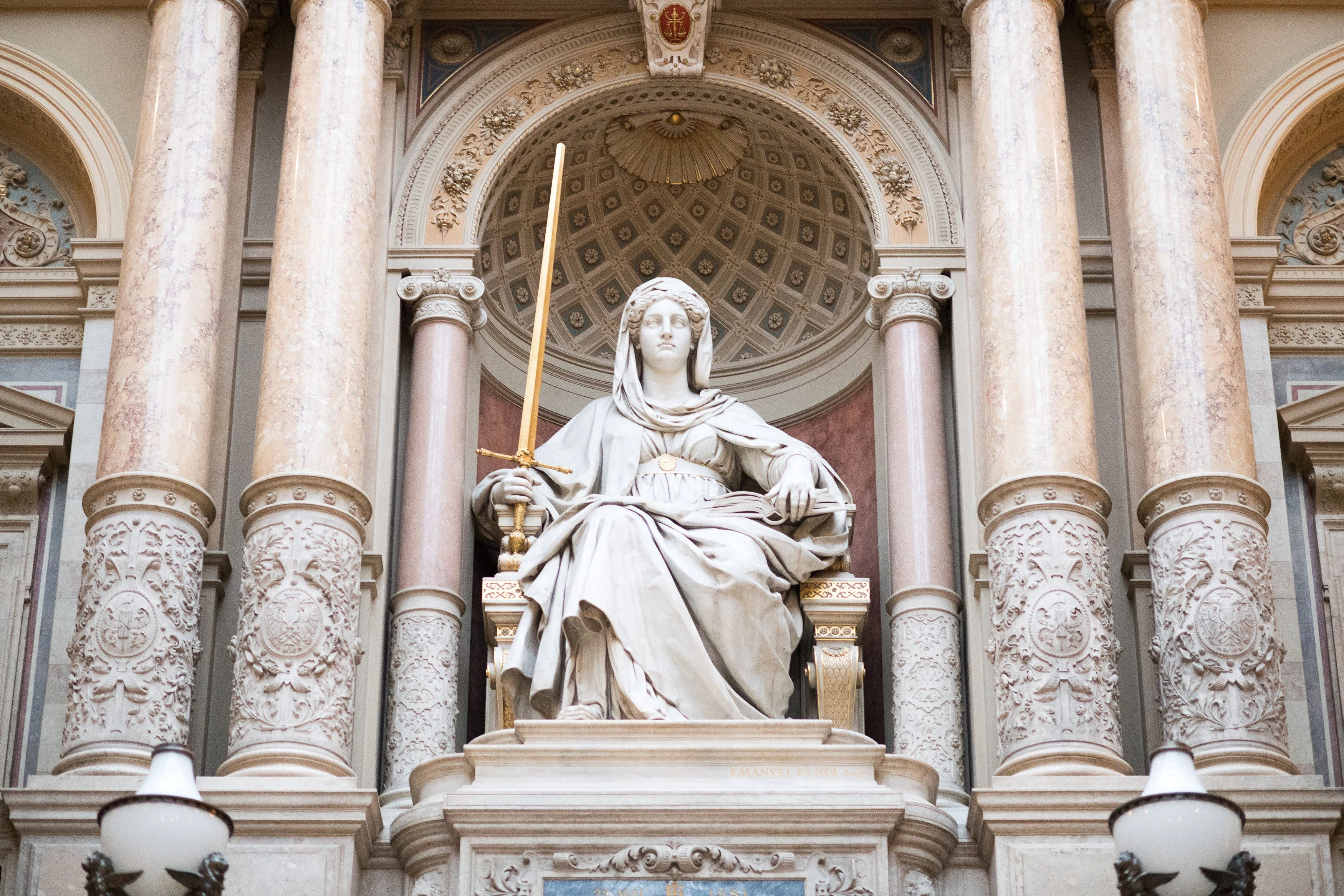 Beziehungen am Arbeitsplatz und der Umgang damit werden immer öfter ein Fall für die Gerichte