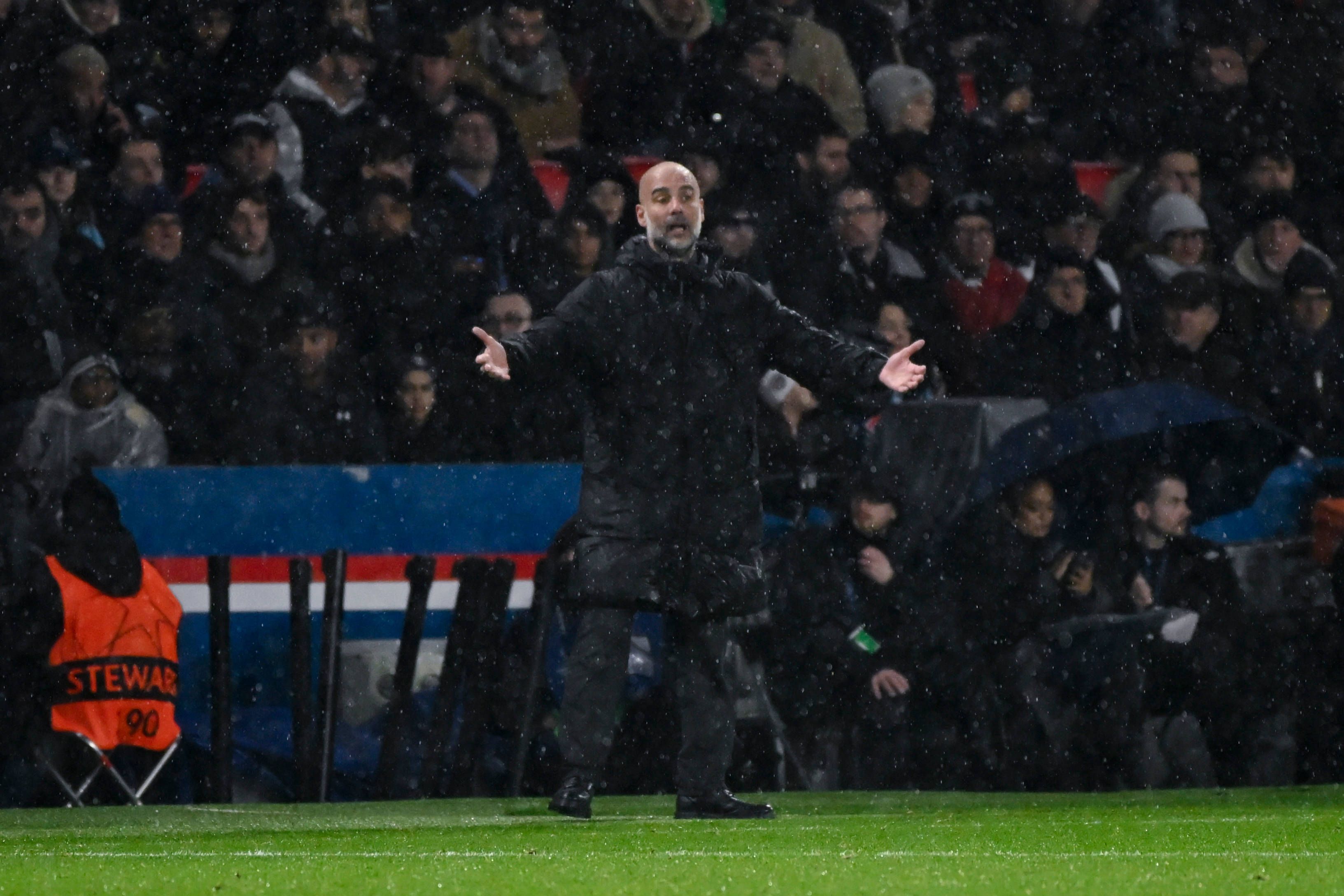 Sinnbild: Pep Guardiola stand in Paris im Regen, wirkte nach der Niederlage ratlos.