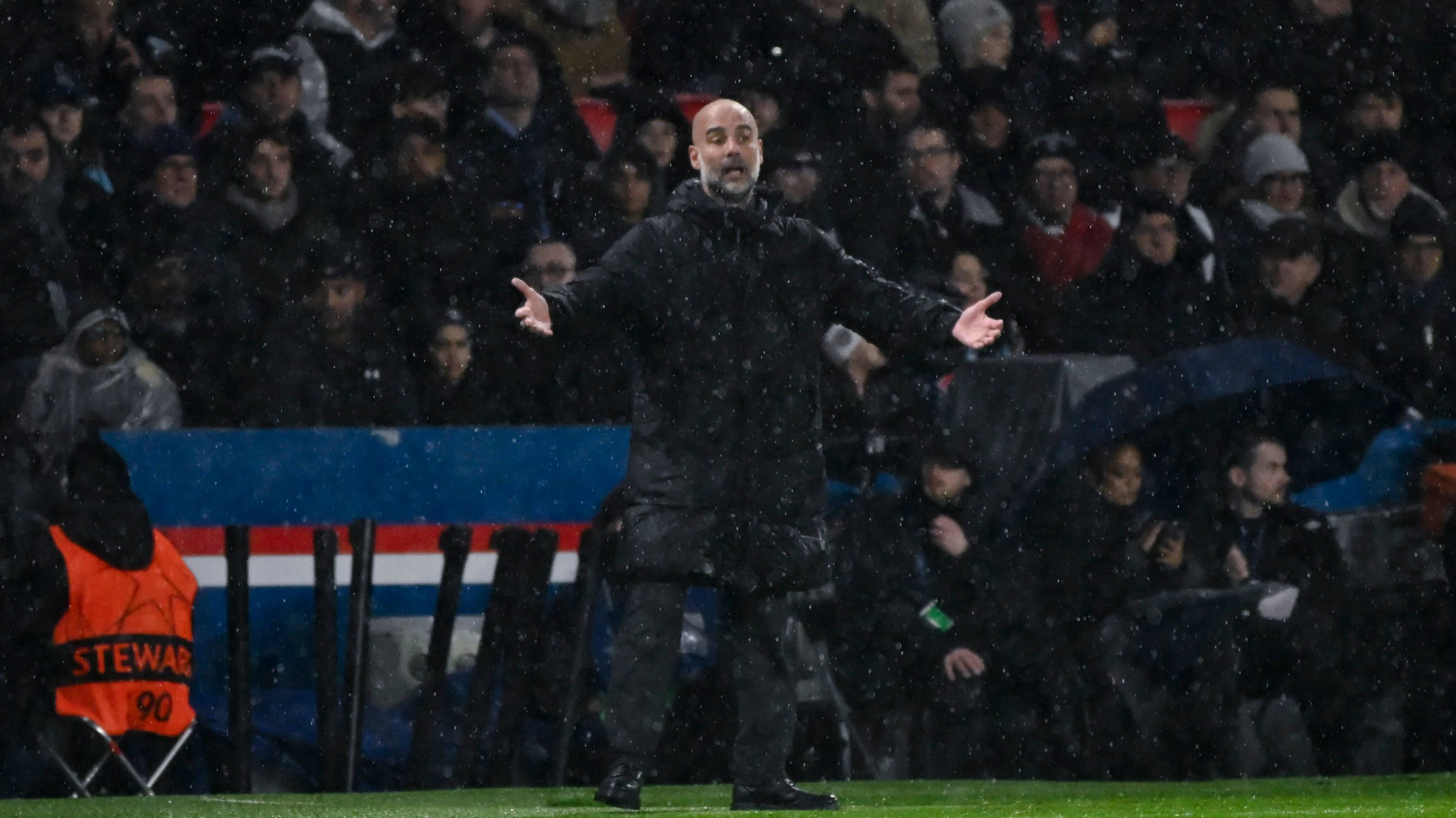 Sinnbild: Pep Guardiola stand in Paris im Regen, wirkte nach der Niederlage ratlos.