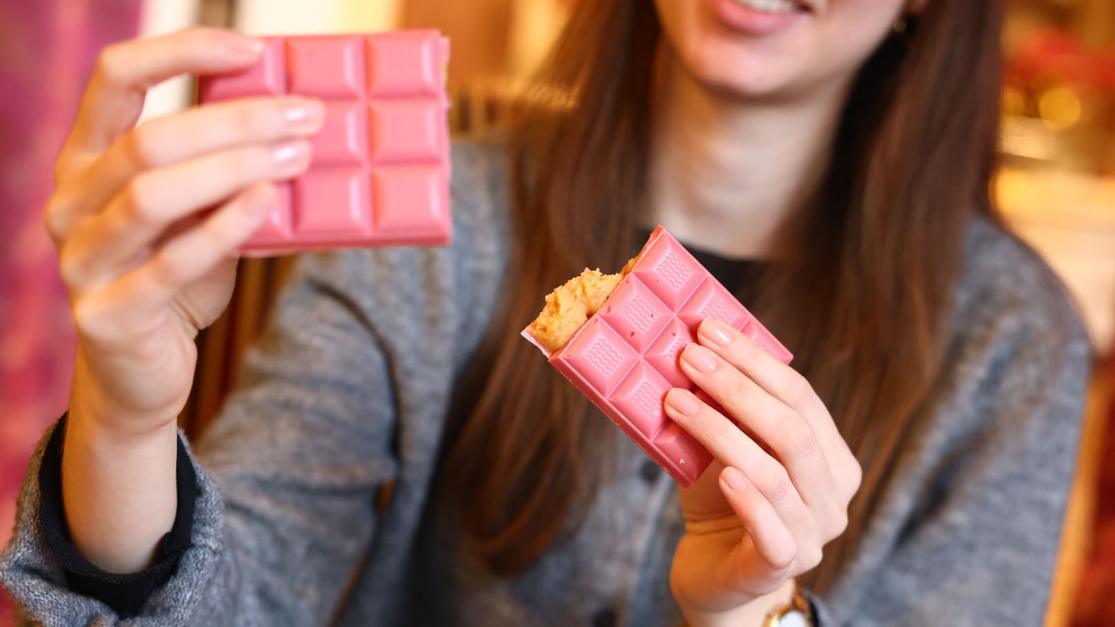 Gefüllt ist sie mit hellem Biskuit, verfeinert mit Rum und Marillenmarmelade.