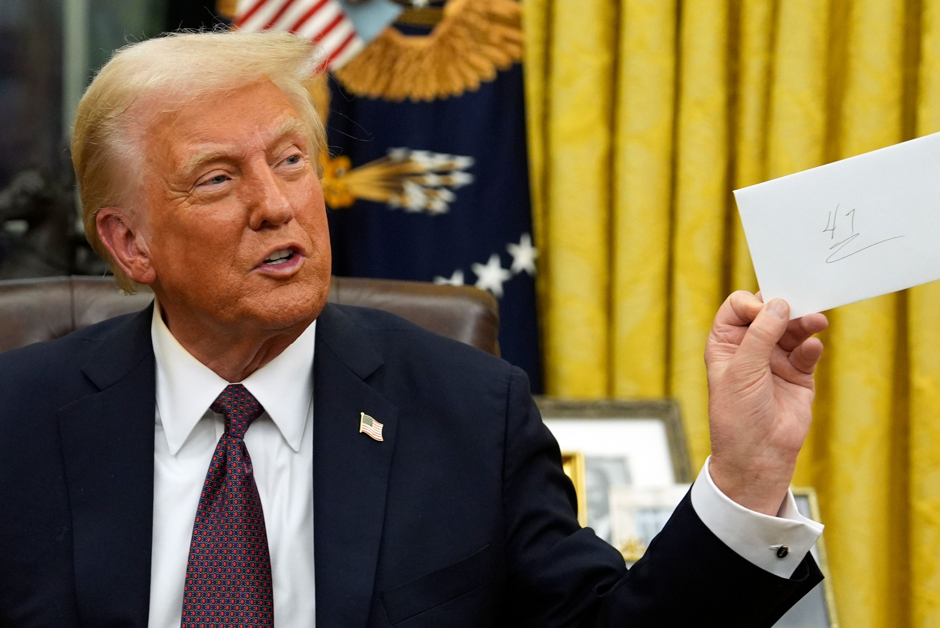 Donald Trump hält den Brief in der Hand, den Donald Trump geschrieben hat.