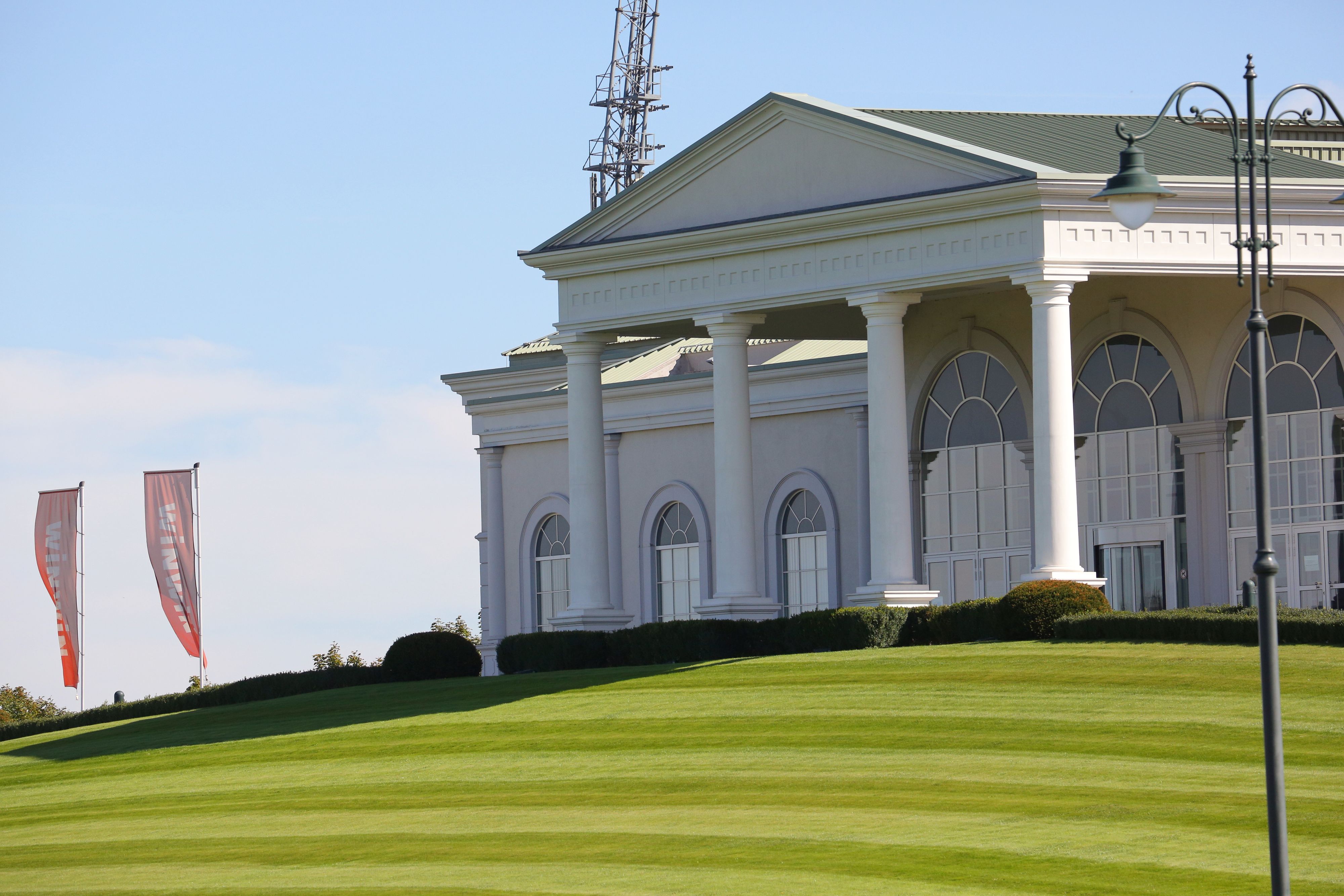 Das Magna Racino in Ebreichsdorf, Pferderennbahn und Sportpark, hat einen neuen Besitzer.