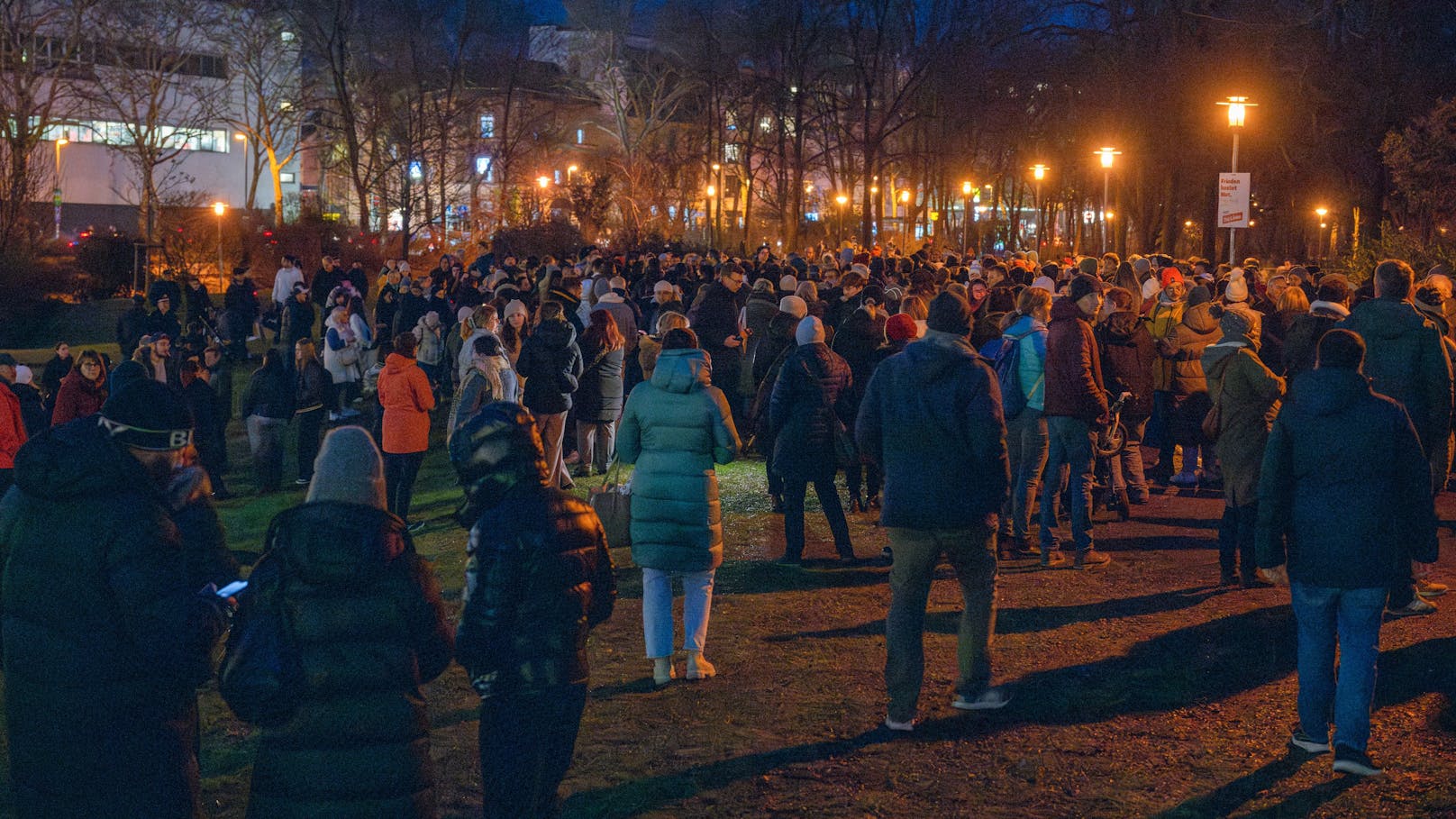 <strong>23. Jänner 2025:</strong> Am Tag nach der <a data-li-document-ref="120085650" href="https://www.heute.at/s/messer-gewalt-in-park-fordert-zwei-todesopfer-120085650">Bluttat in Aschaffenburg</a> ist die Betroffenheit in der Stadt riesig. Zahllose Menschen kamen für eine Mahnwache zusammen.