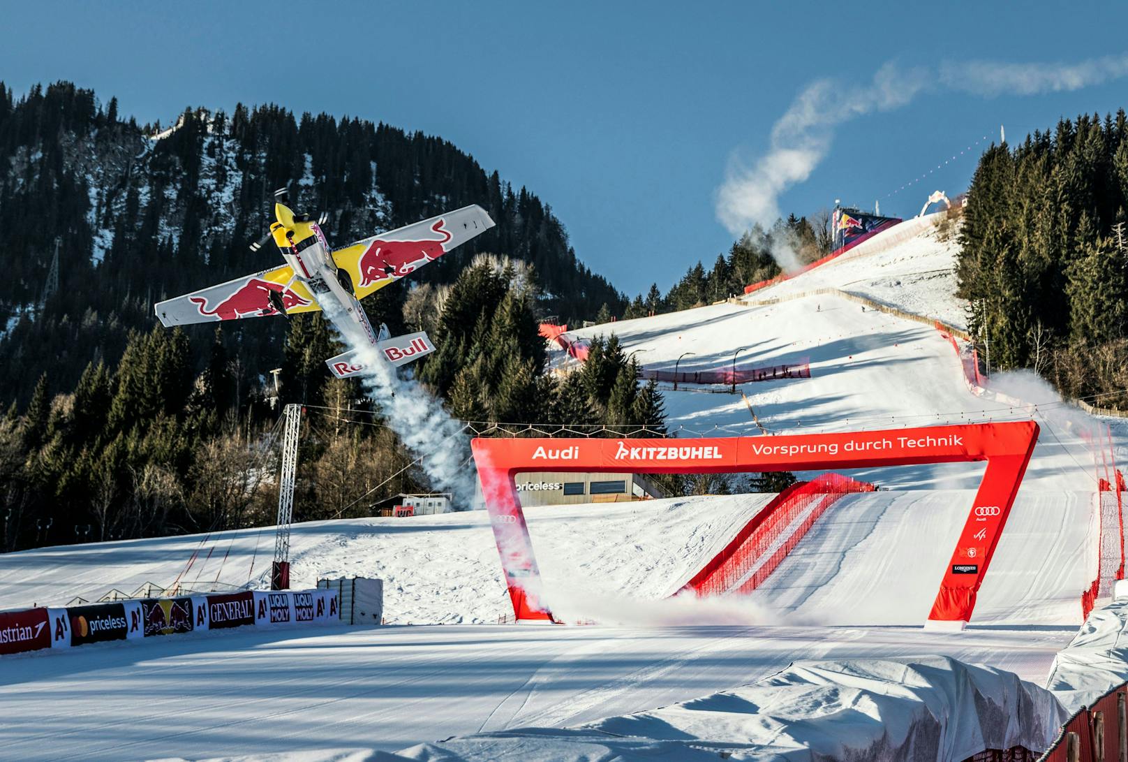 Kunstflug-Pilot Dario Costa bezwingt die Streif. 