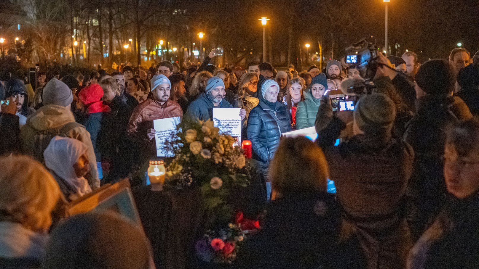 <strong>23. Jänner 2025:</strong> Am Tag nach der <a data-li-document-ref="120085650" href="https://www.heute.at/s/messer-gewalt-in-park-fordert-zwei-todesopfer-120085650">Bluttat in Aschaffenburg</a> ist die Betroffenheit in der Stadt riesig. Zahllose Menschen kamen für eine Mahnwache zusammen.