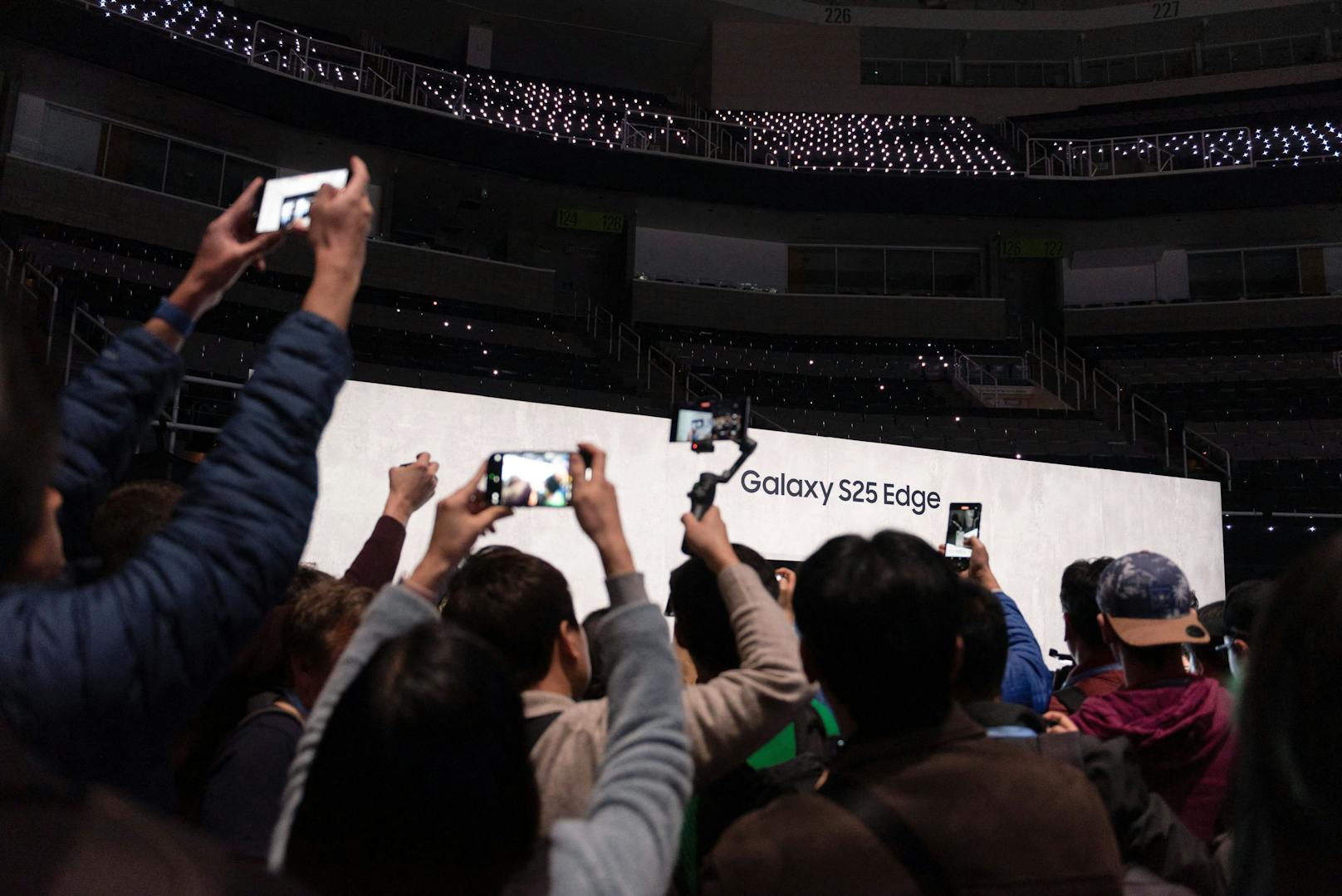 ... des Smartphones im Livestream zu sehen, danach endete das Video abrupt, ohne Details oder einem Bild des Geräts.