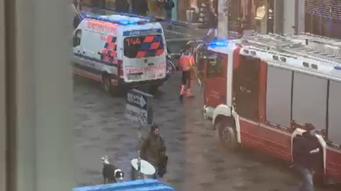 Einsatz der Rettung und Feuerwehr auf der Mariahilfer Straße in Wien.