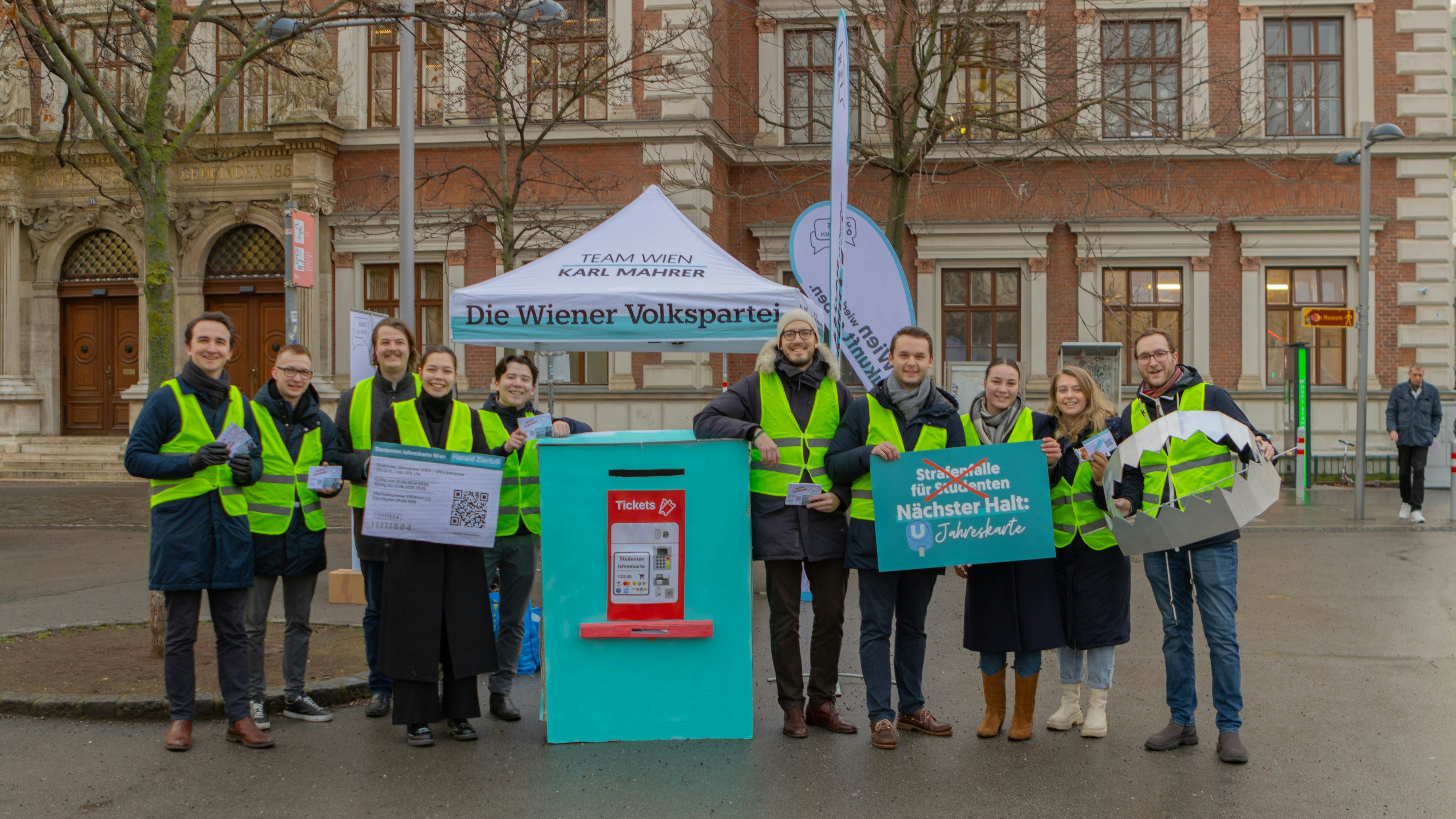 Die JPV setzt sich vor der TU Wien für Stundentickets ein.