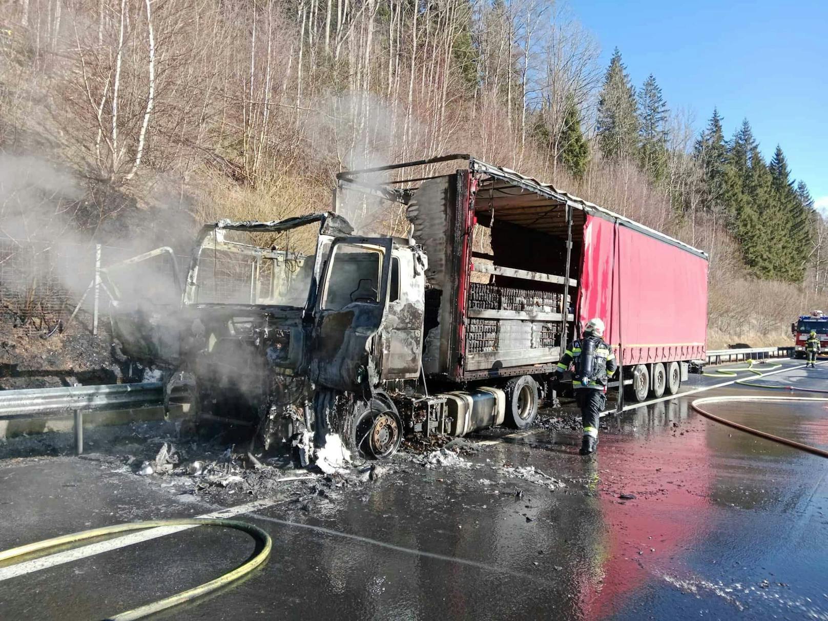 Der LKW brannte vollständig ab. 