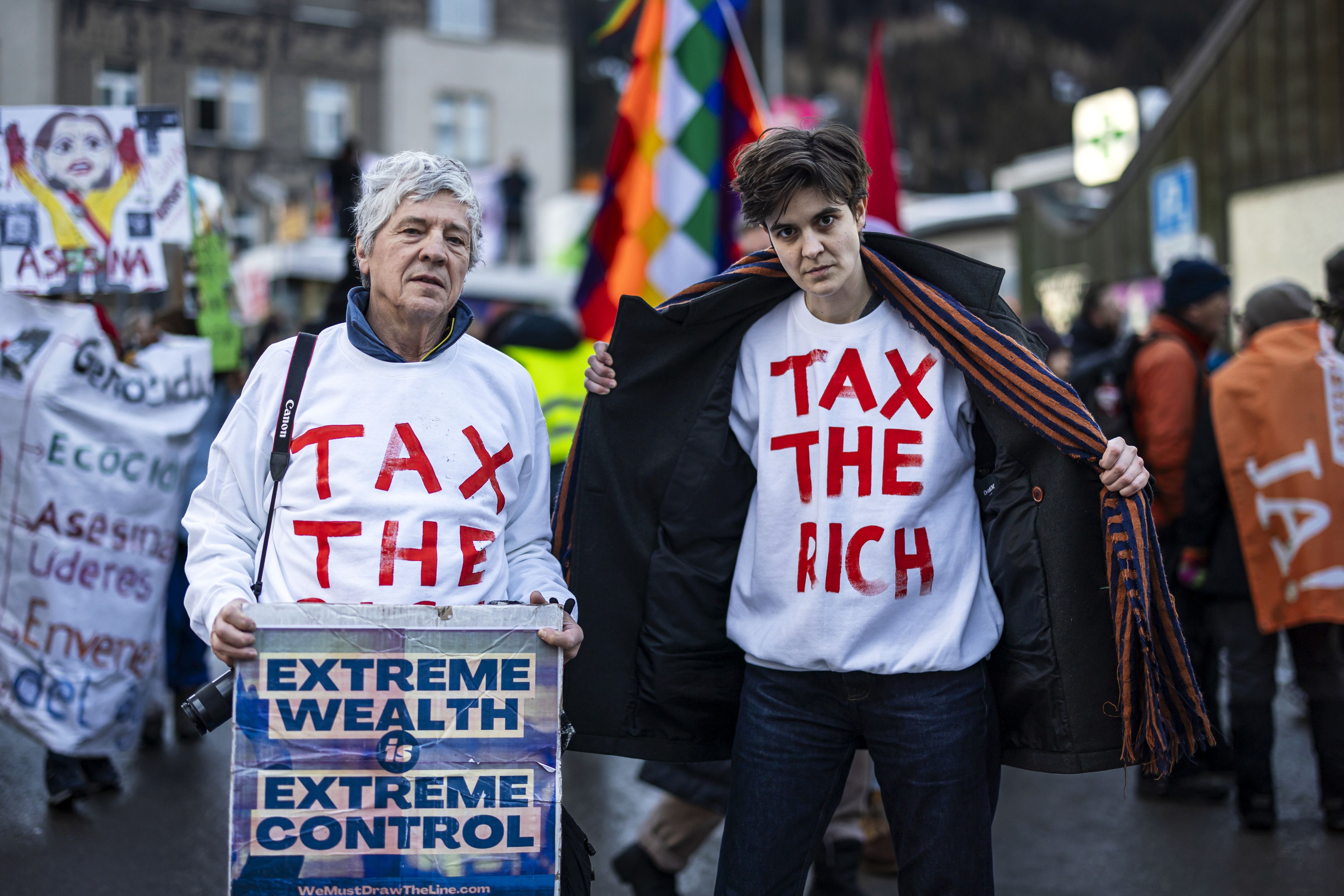 Der britische Millionär Phil White und Millionenerbin Marlene Engelhorn fordern beim Weltwirtschaftsforum in Davos, Steuern für Superreiche einzuführen. Engelhorn hofft auf ein Umdenken, Reiche sollten einen 