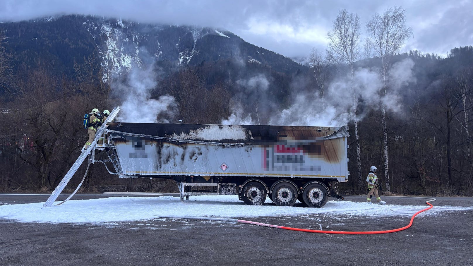 Beim Fußballplatz in Jenbach wurde am Donnerstag gegen 16:33 Uhr ein Lkw-Brand gemeldet. Die Feuerwehr rückte sofort aus, um das Feuer zu löschen.