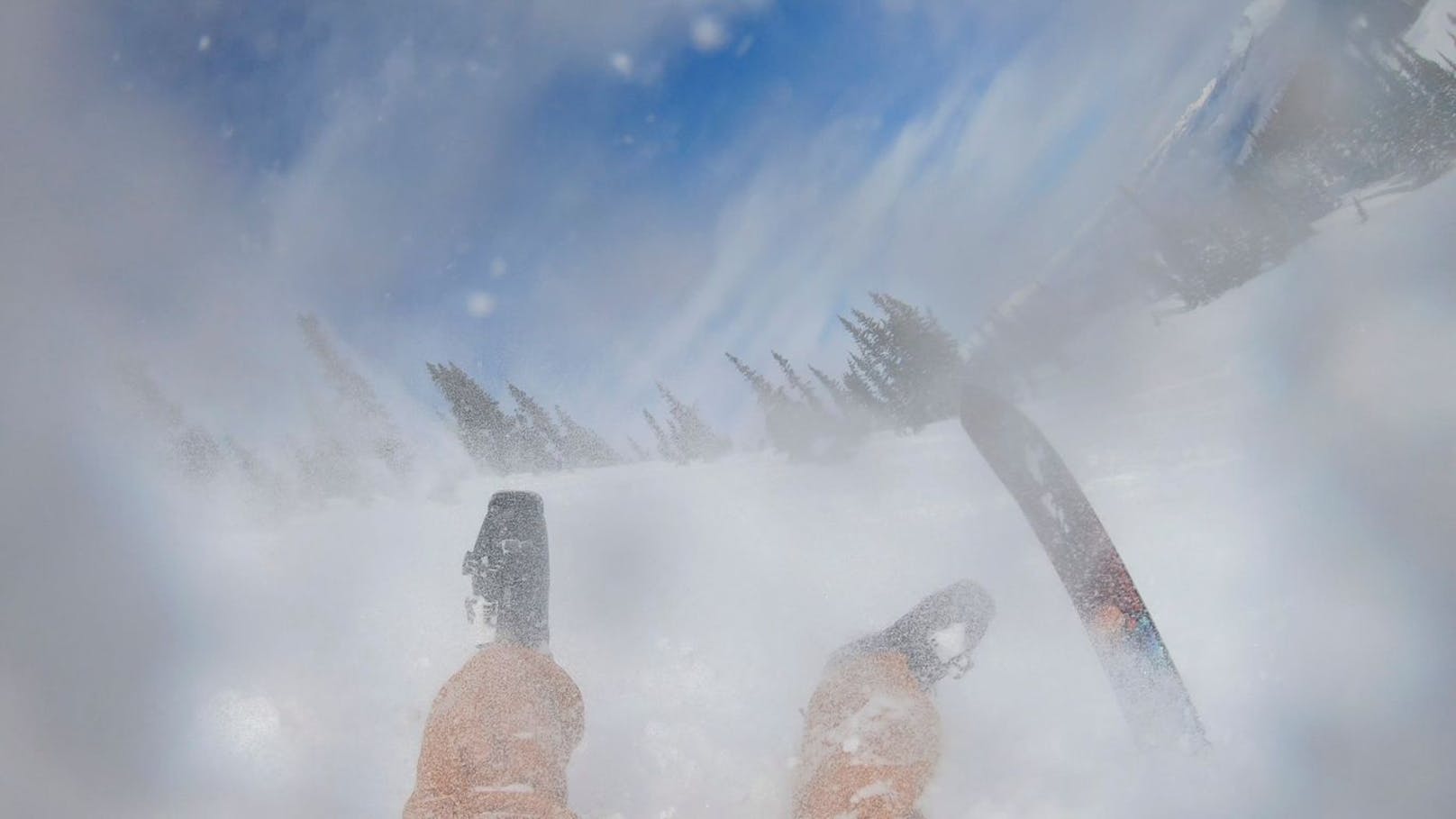 Skifahrerin fährt voraus, hinter ihr stirbt ihr Ehemann