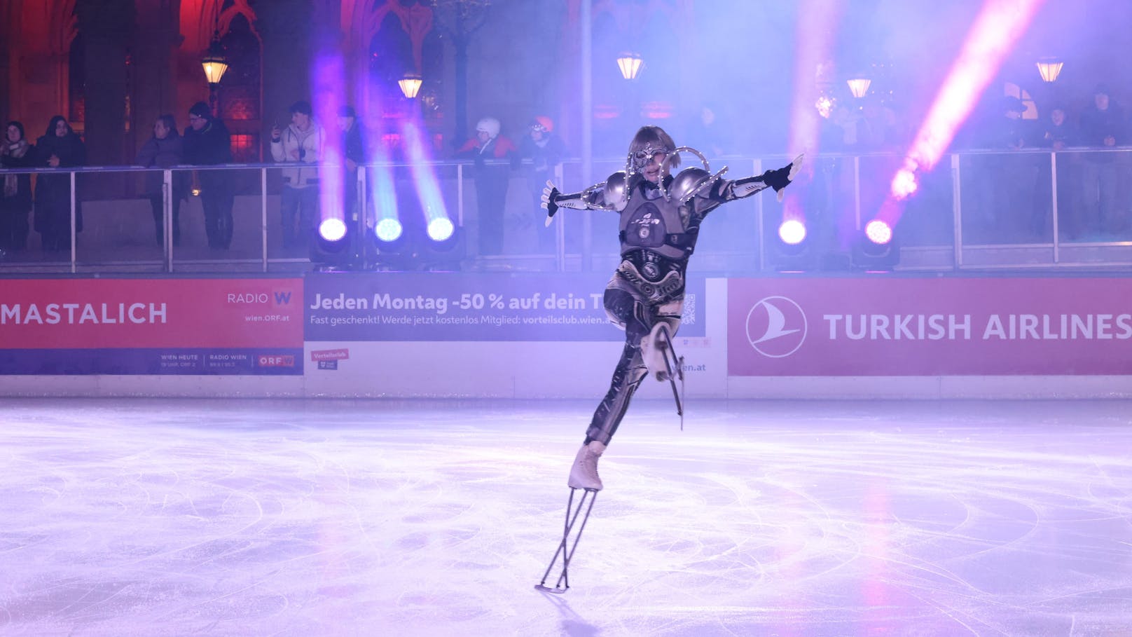 Technik trifft Eis: Ein futuristischer Tänzer beeindruckt mit seiner außergewöhnlichen Performance.