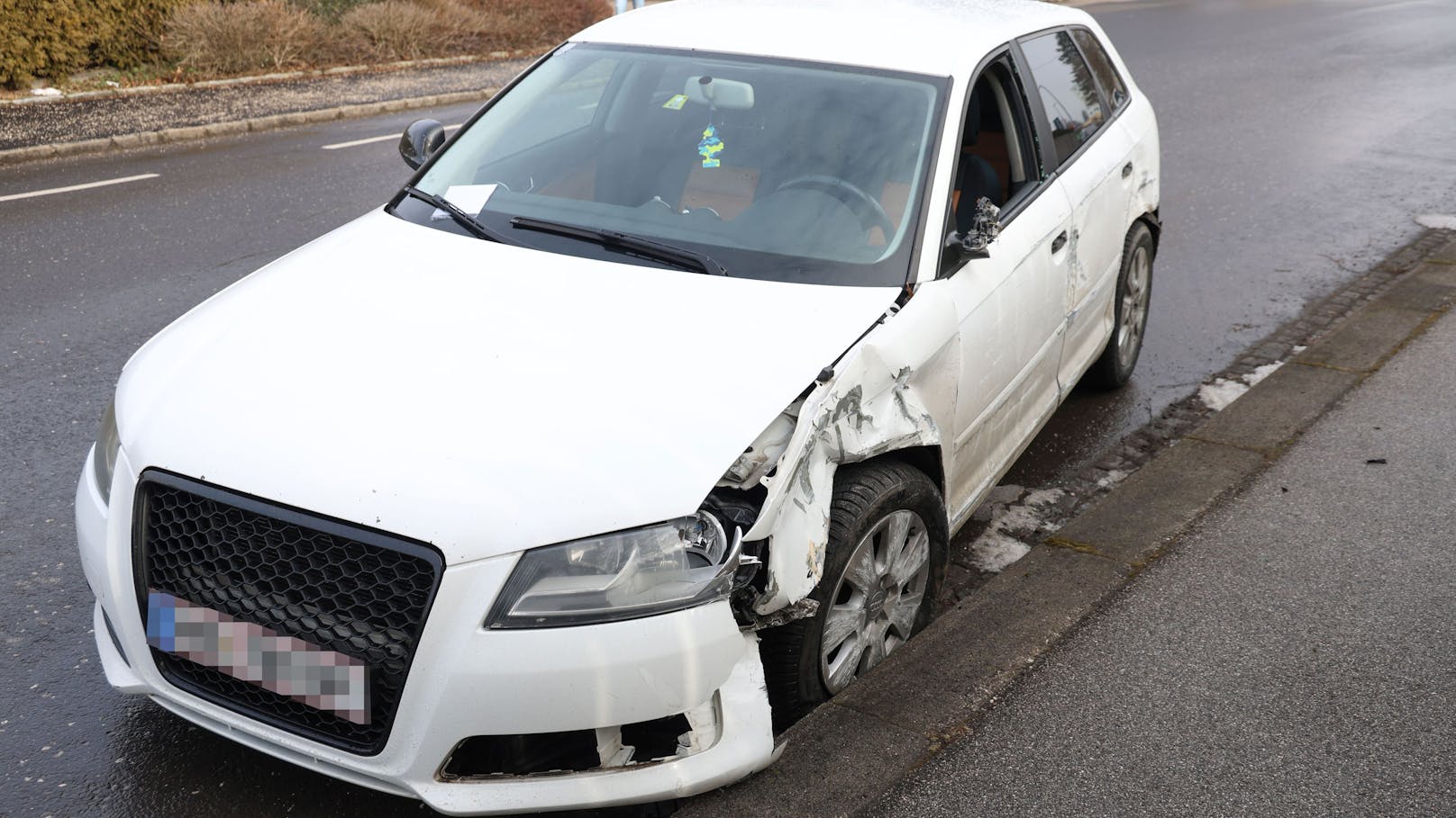 Autofahrer baut Unfall, überall gehen die Lichter aus