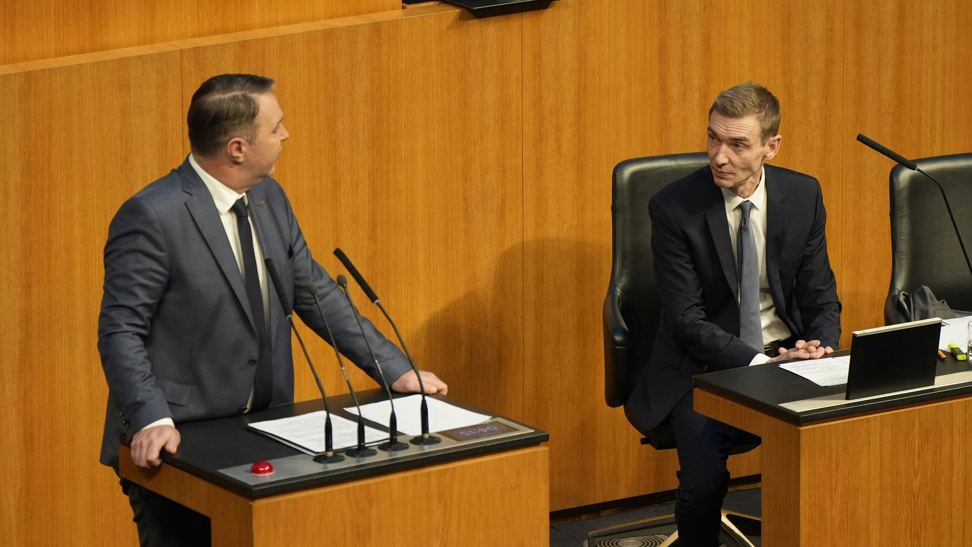 Sie haben übrigens einen sehr schönen Seitenscheitel