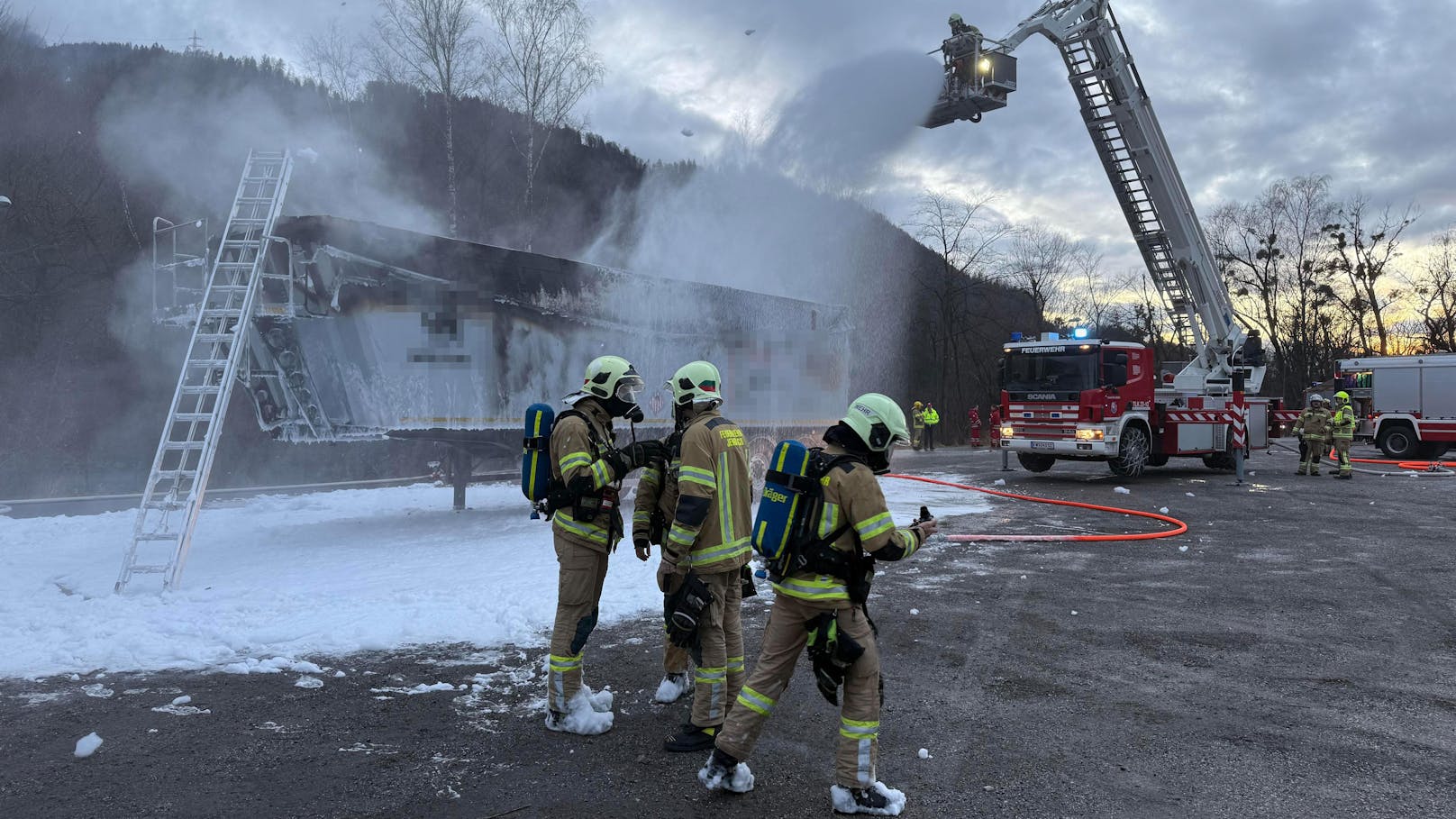 Beim Fußballplatz in Jenbach wurde am Donnerstag gegen 16:33 Uhr ein Lkw-Brand gemeldet. Die Feuerwehr rückte sofort aus, um das Feuer zu löschen.