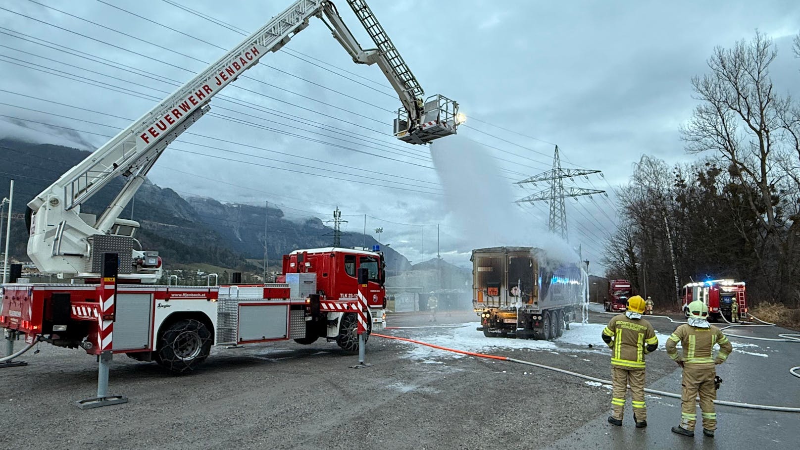 Beim Fußballplatz in Jenbach wurde am Donnerstag gegen 16:33 Uhr ein Lkw-Brand gemeldet. Die Feuerwehr rückte sofort aus, um das Feuer zu löschen.