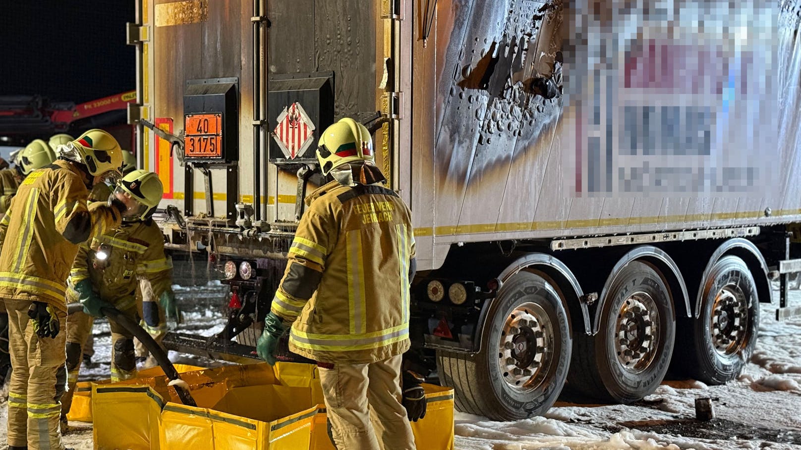 Beim Fußballplatz in Jenbach wurde am Donnerstag gegen 16:33 Uhr ein Lkw-Brand gemeldet. Die Feuerwehr rückte sofort aus, um das Feuer zu löschen.