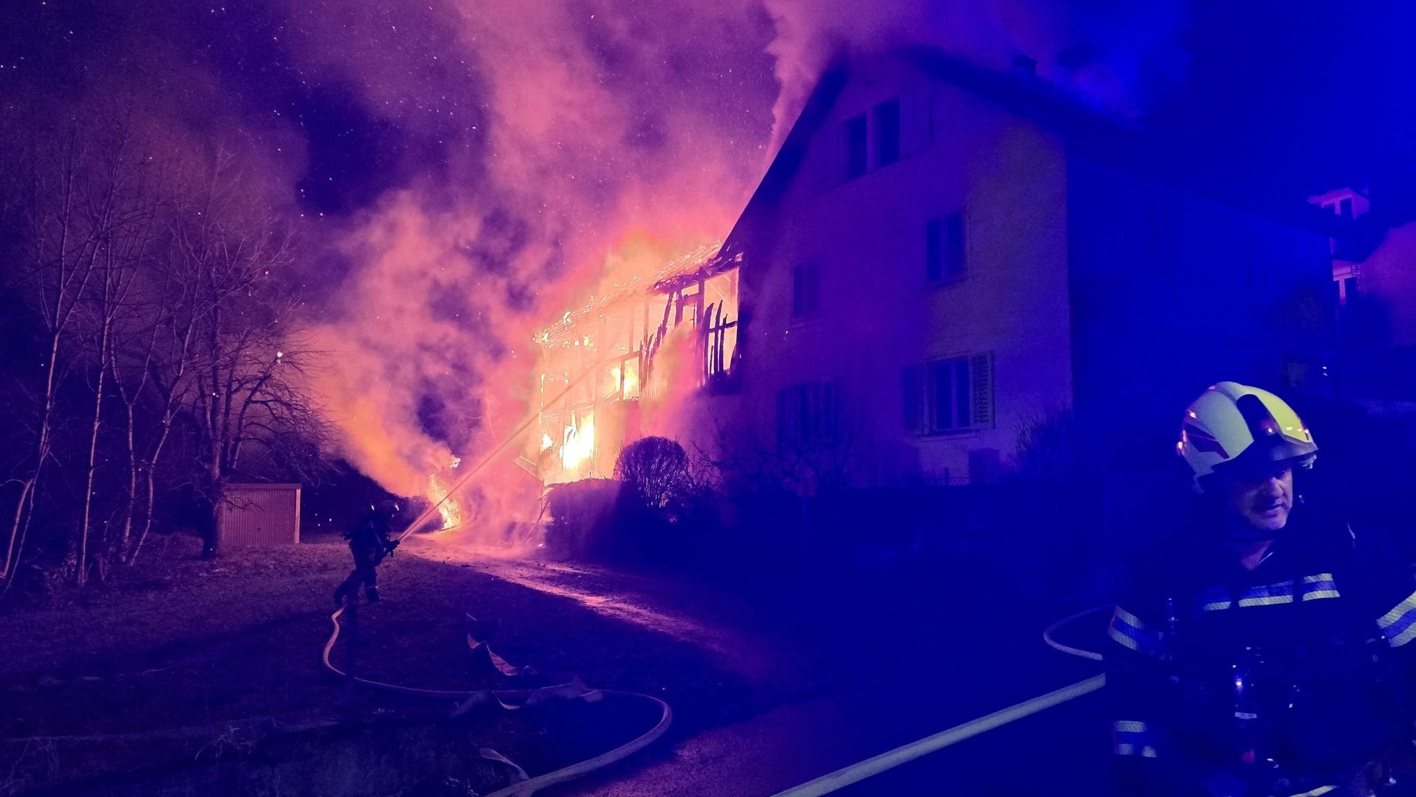 Die Feuerwehr konnte den Brand nach circa zwei Stunden löschen.