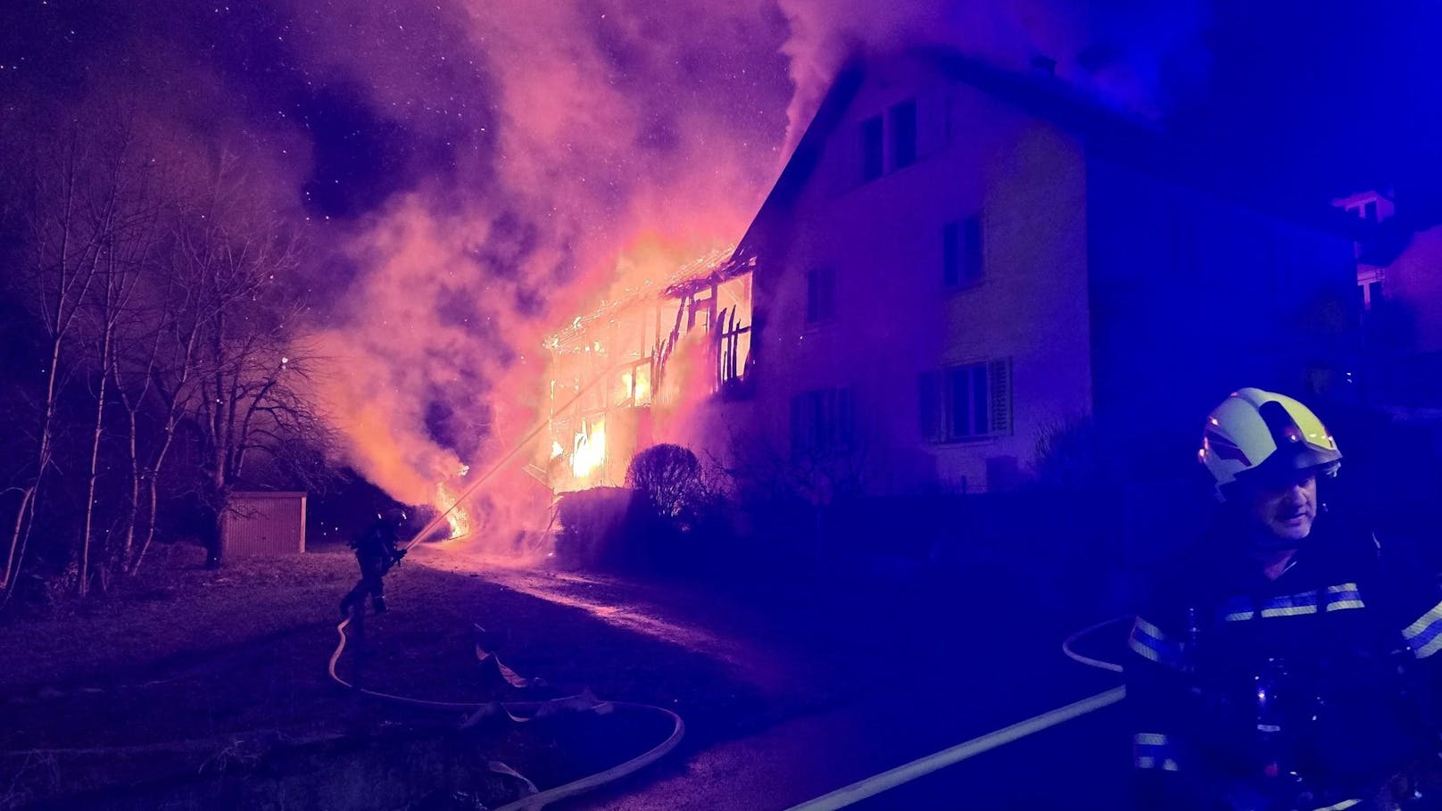 Einfamilienhaus geht in der Nacht in Flammen auf