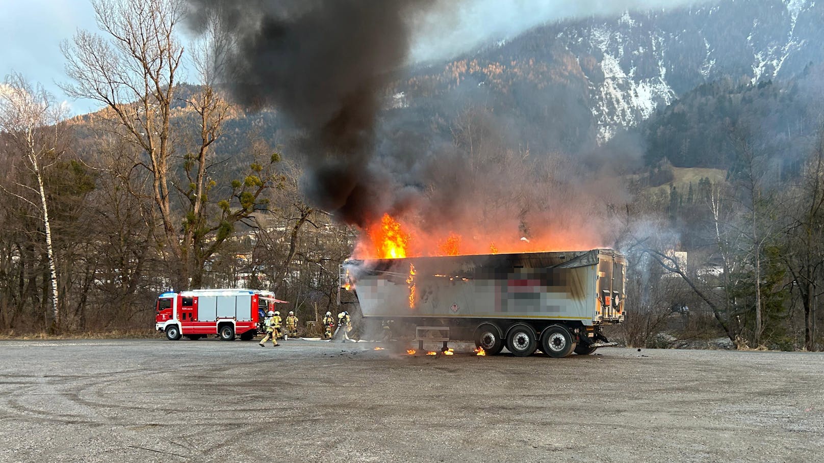 Beim Fußballplatz in Jenbach wurde am Donnerstag gegen 16:33 Uhr ein Lkw-Brand gemeldet. Die Feuerwehr rückte sofort aus, um das Feuer zu löschen.