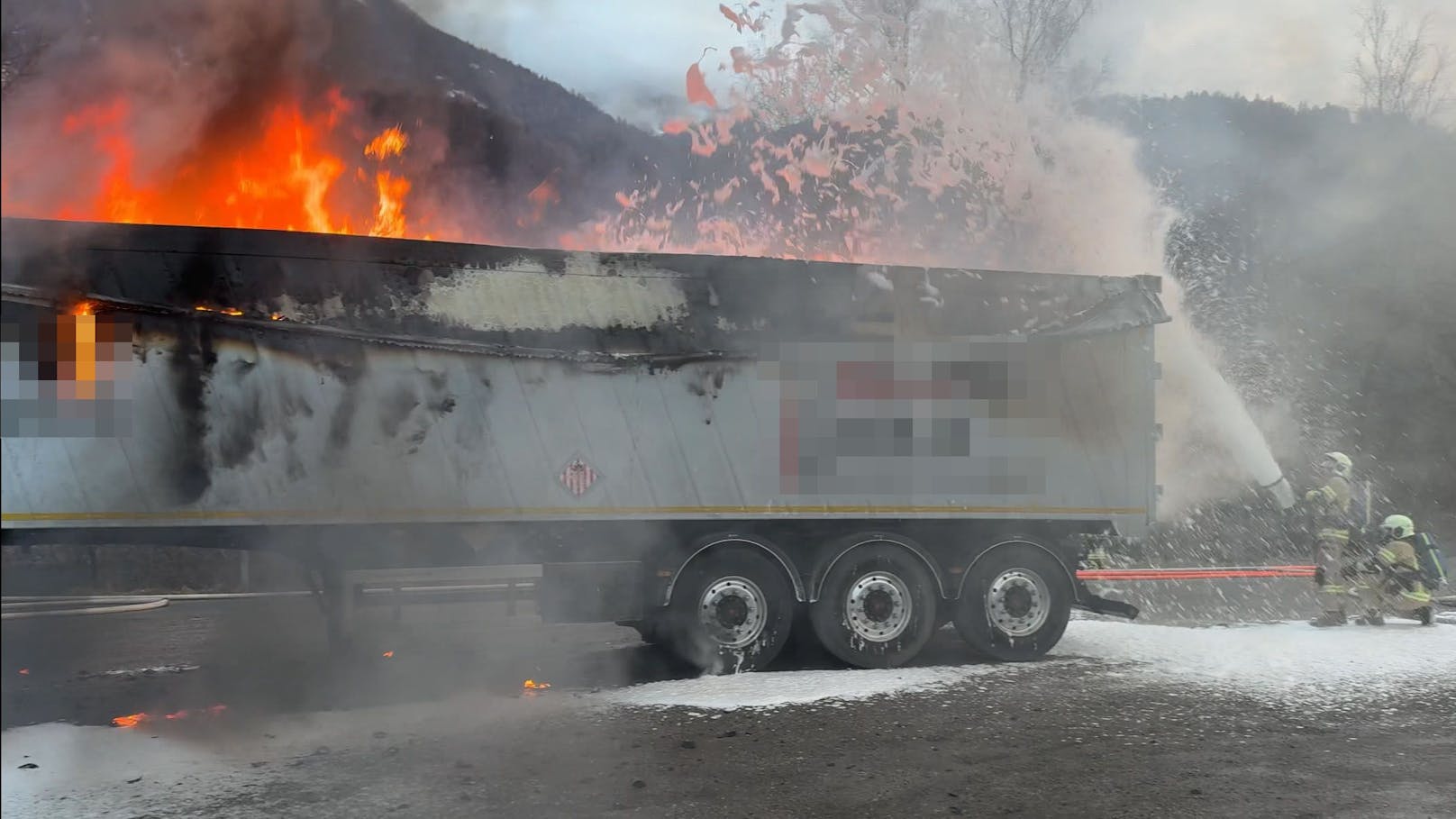 Beim Fußballplatz in Jenbach wurde am Donnerstag gegen 16:33 Uhr ein Lkw-Brand gemeldet. Die Feuerwehr rückte sofort aus, um das Feuer zu löschen.