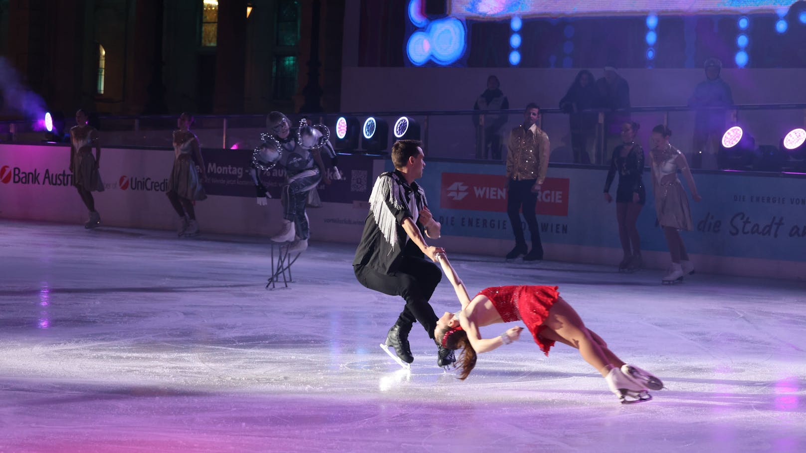 Schwungvolle Drehung auf dem Eis – ein Highlight der Eröffnungsshow des Wiener Eistraums.