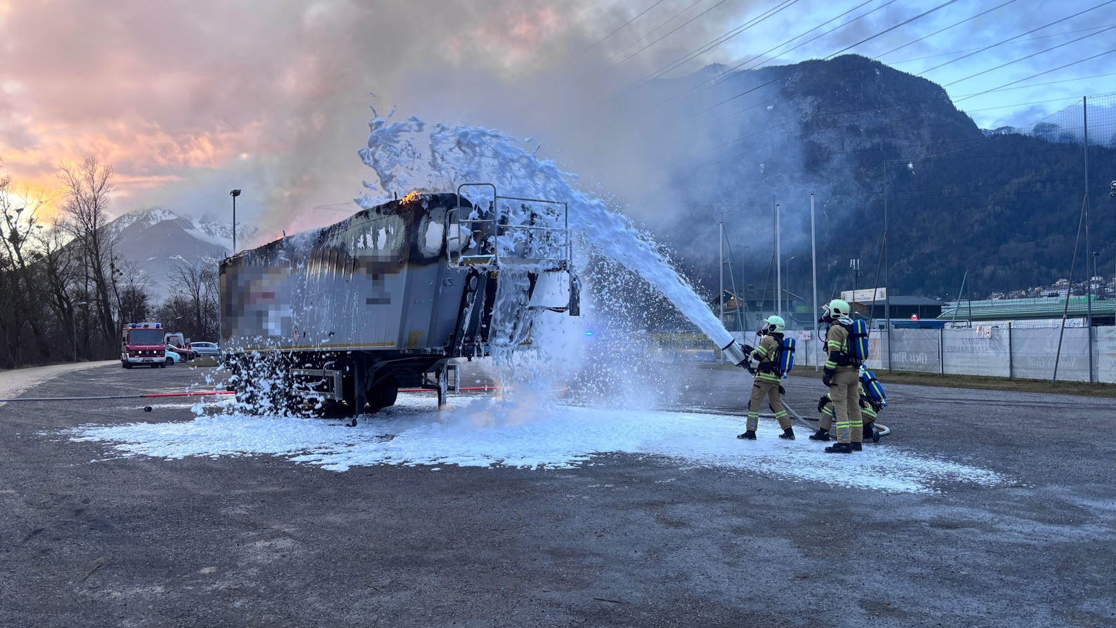 Beim Fußballplatz in Jenbach wurde am Donnerstag gegen 16:33 Uhr ein Lkw-Brand gemeldet. Die Feuerwehr rückte sofort aus, um das Feuer zu löschen.