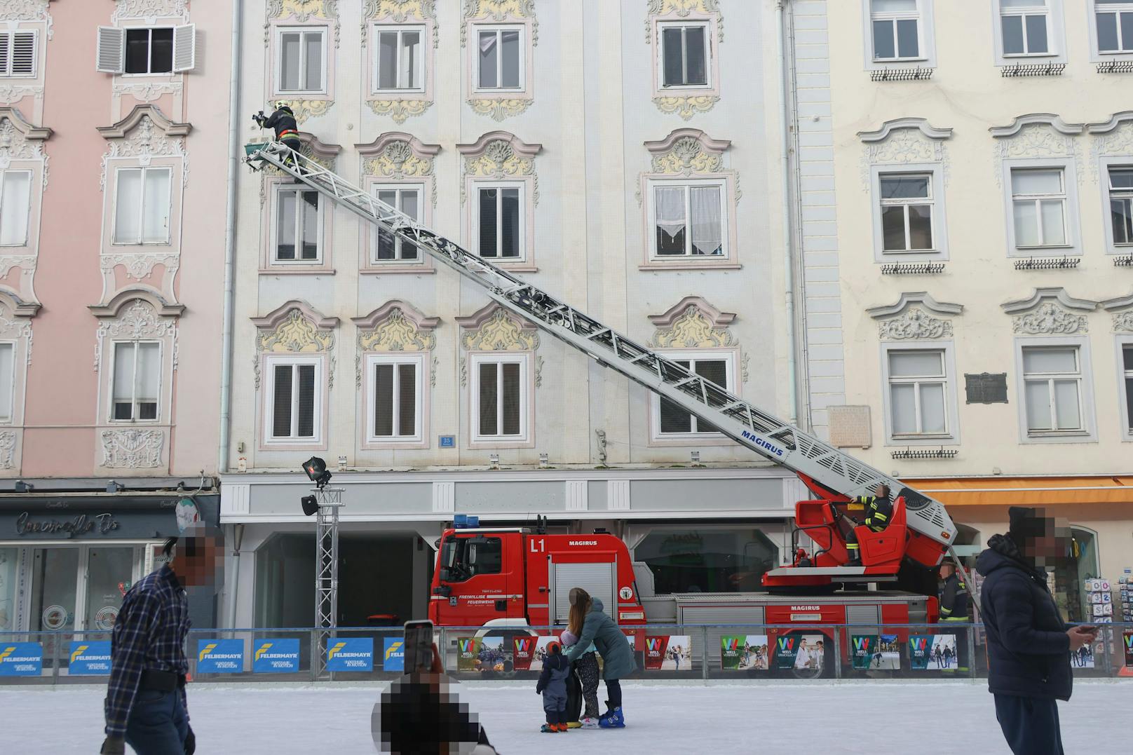 Dann befreite er es aus seinem Gefängnis.