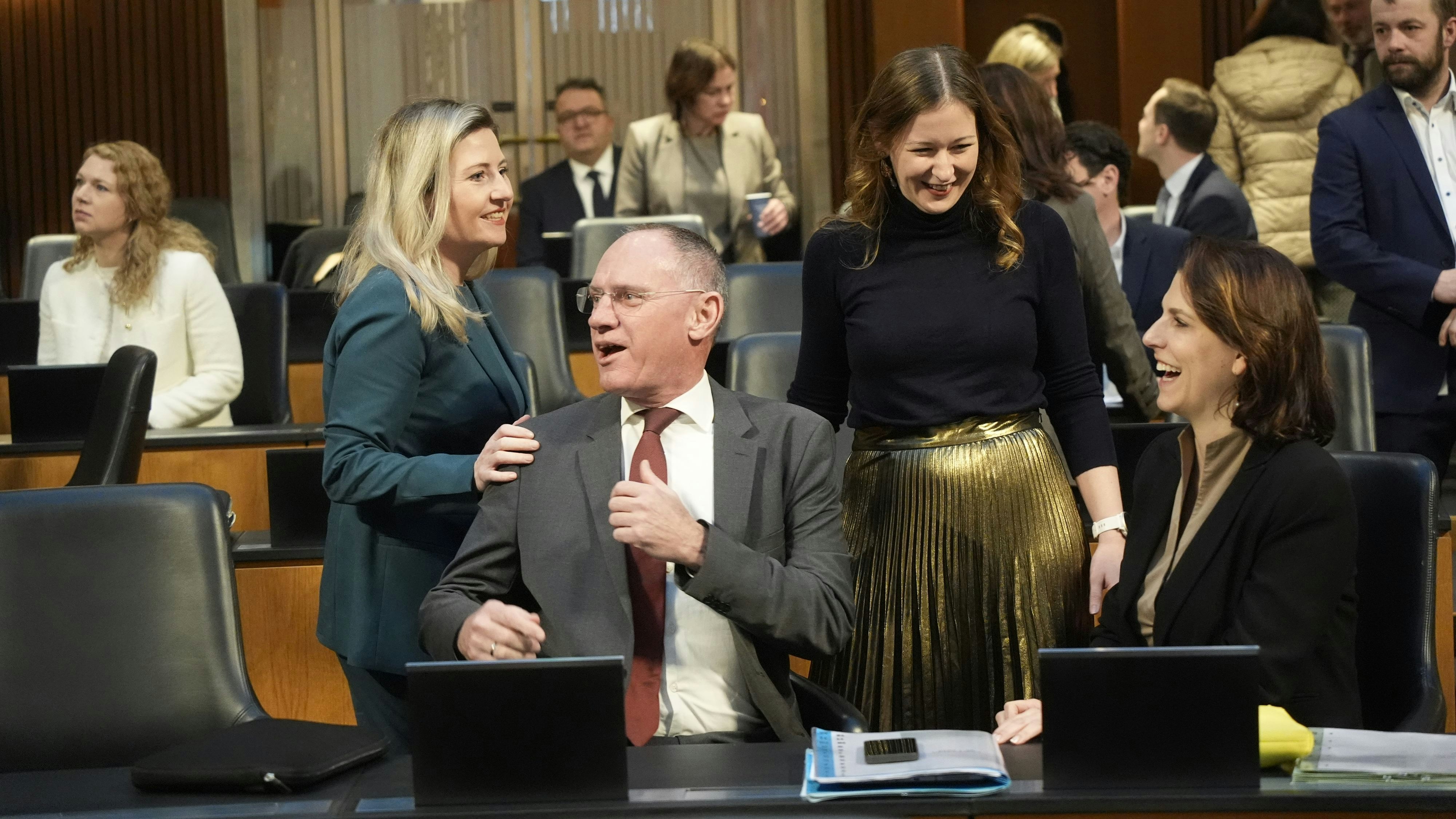 Jetzt greift mir die Raab Susanne auch noch auf die Schulter, langsam wird mir wurrlat