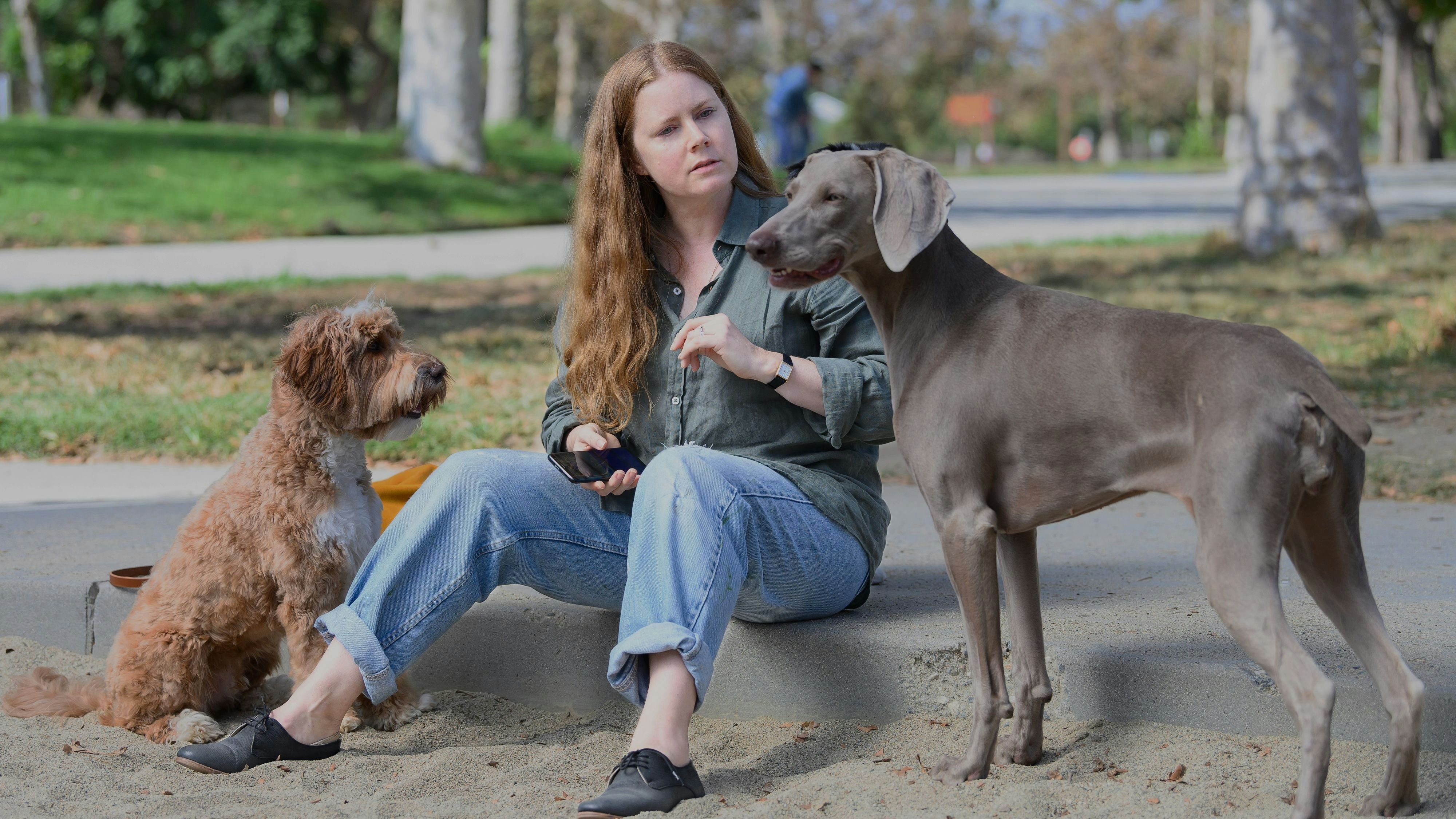 Verwandelt sich nach und nach selbst in einen Hund: Die junge, namenlose Mutter (Amy Adams) in "Nightbitch"