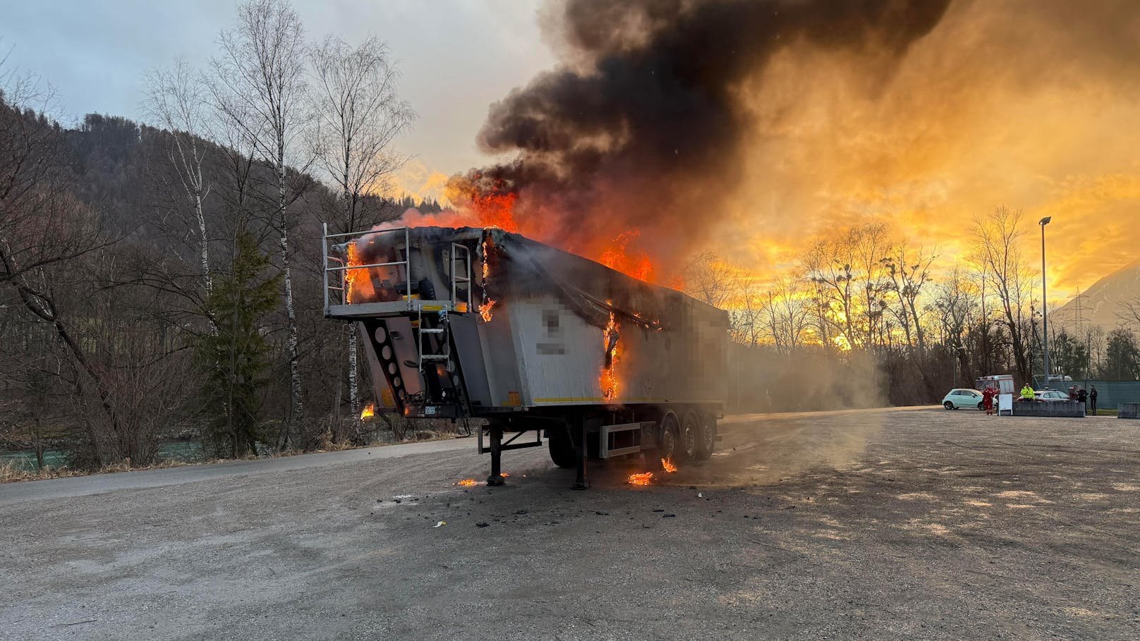 Beim Fußballplatz in Jenbach wurde am Donnerstag gegen 16:33 Uhr ein Lkw-Brand gemeldet. Die Feuerwehr rückte sofort aus, um das Feuer zu löschen.