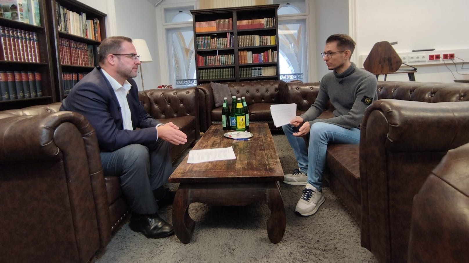 Christian Hafenecker beim <em>"Heute"</em>-Interview mit Clemens Oistric im freiheitlichen Parlamentsclub.