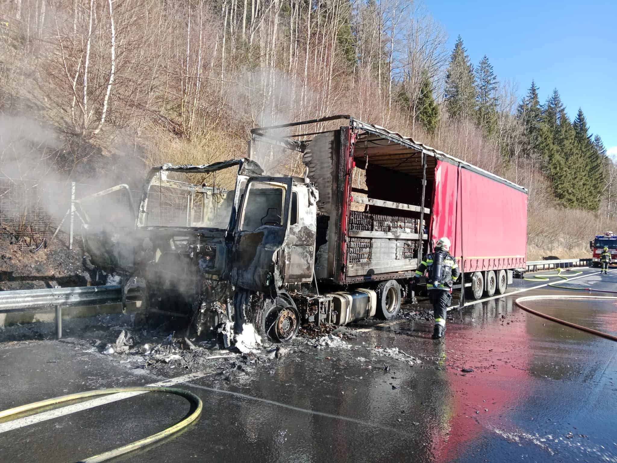 Der LKW brannte vollständig ab. 